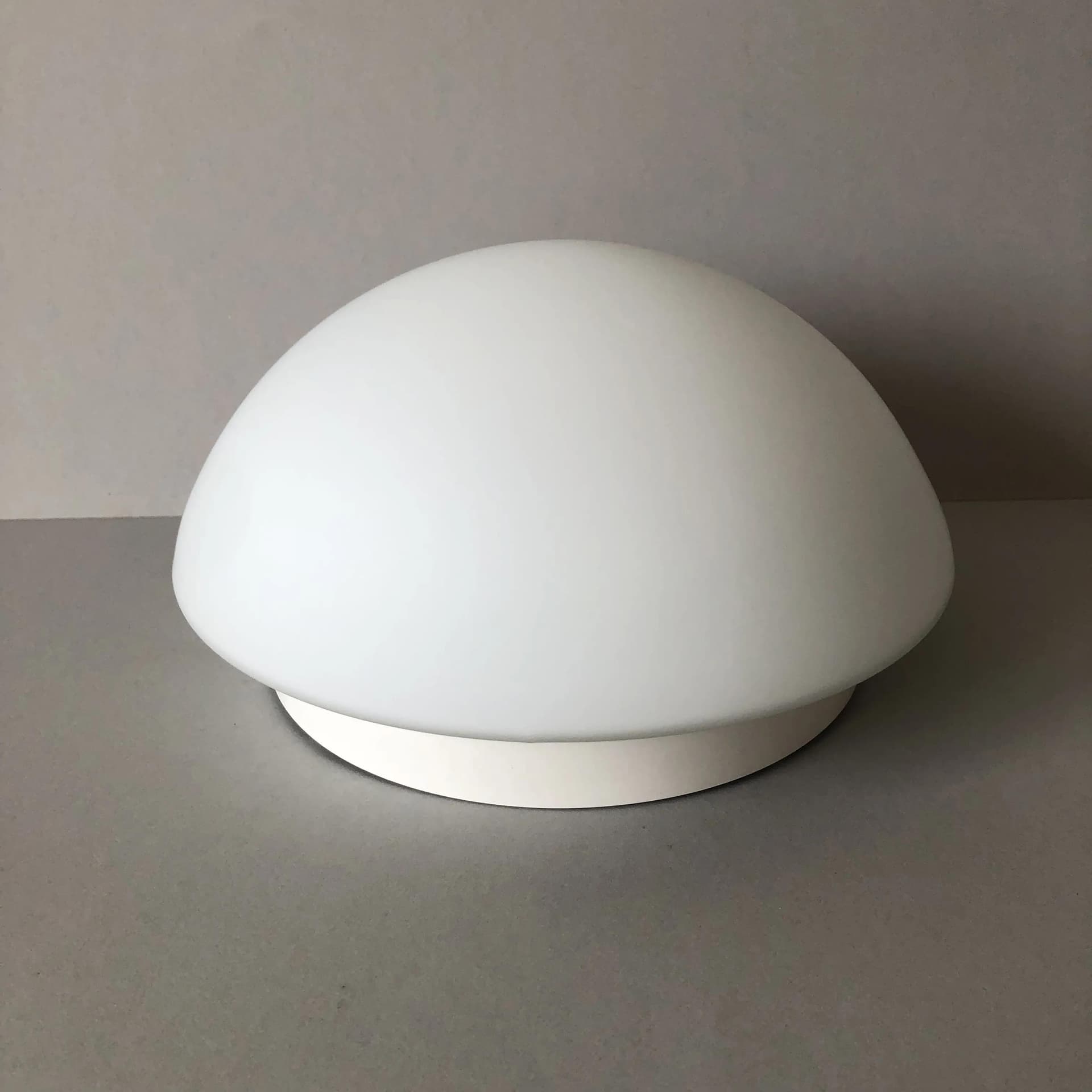 Plafon Bauhaus, bakelit biały, szkło opalowe białe, Niemcy, XXI w. - 31659