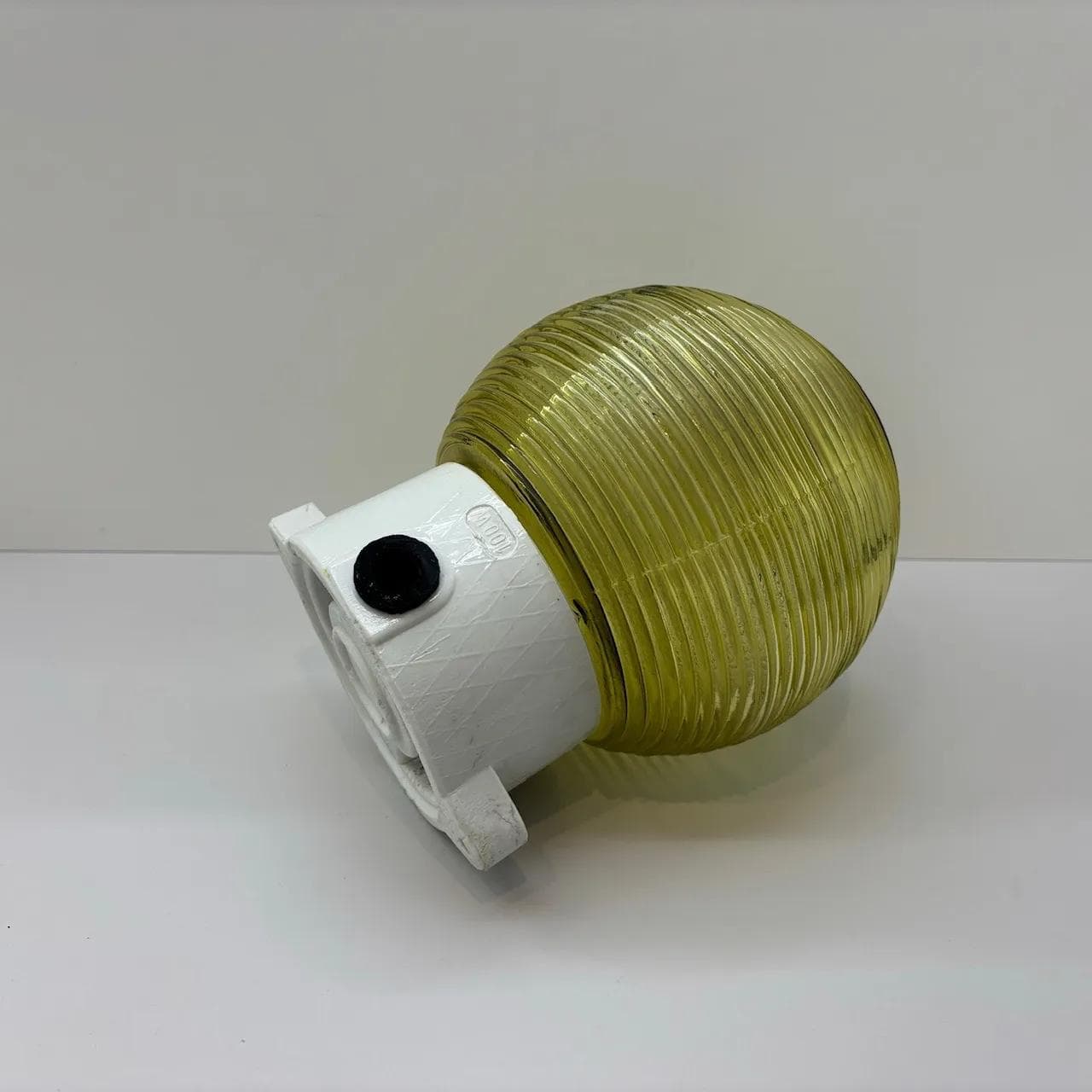 Żółty, szklano-porcelitowy kinkiet industrialny, Niemcy, lata 70. - 31908