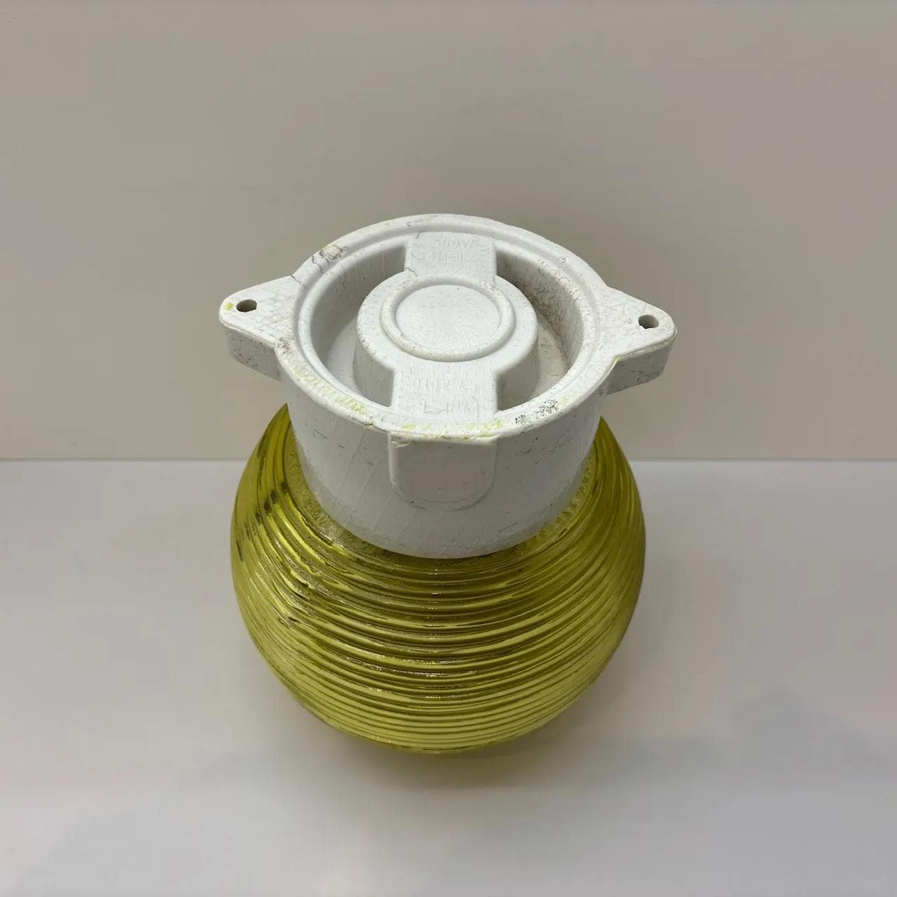 Żółty, szklano-porcelitowy kinkiet industrialny, Niemcy, lata 70. - 31906