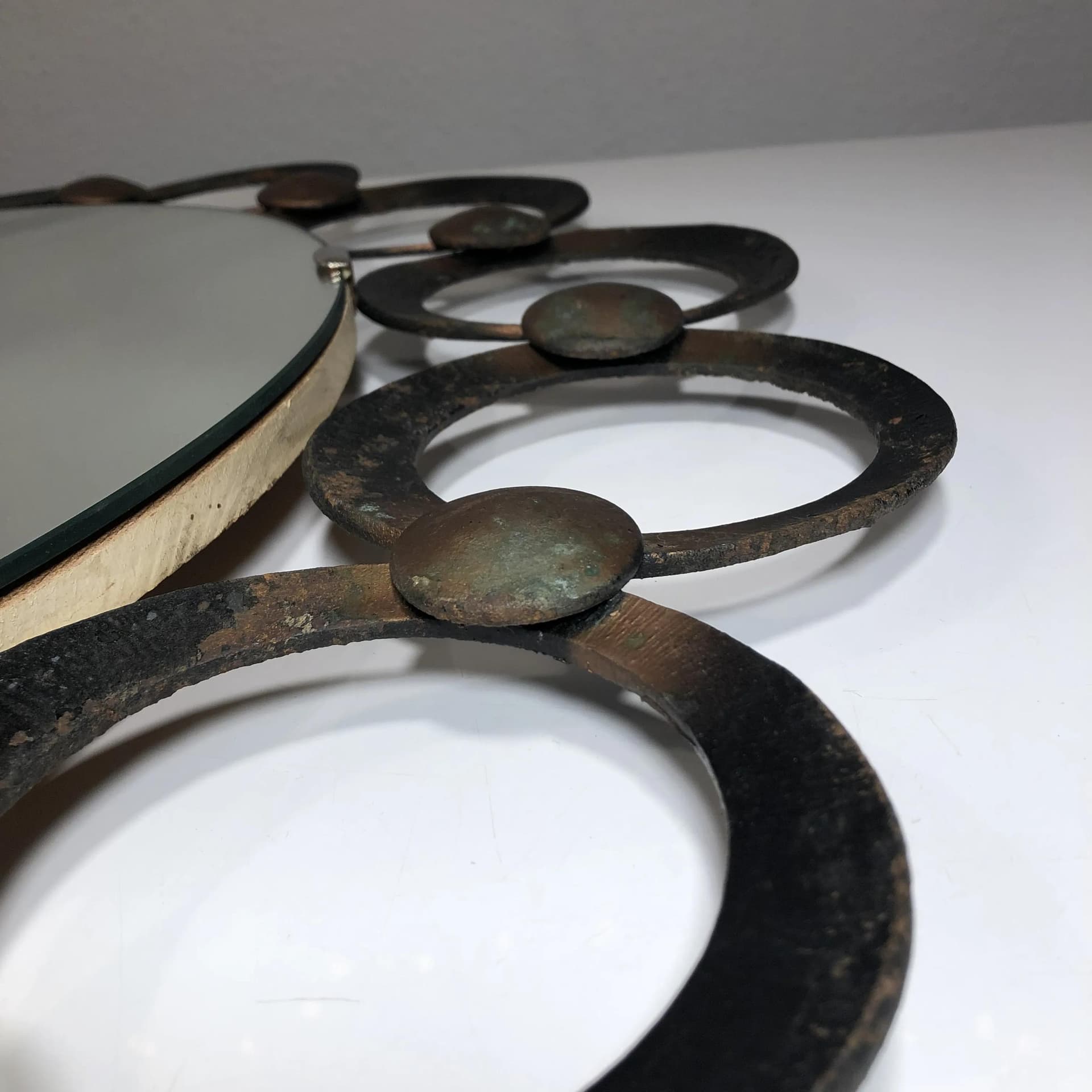 Lustro ścienne okrągłe, brązowy ciemny, metal, Niemcy, lata 60. - 31886