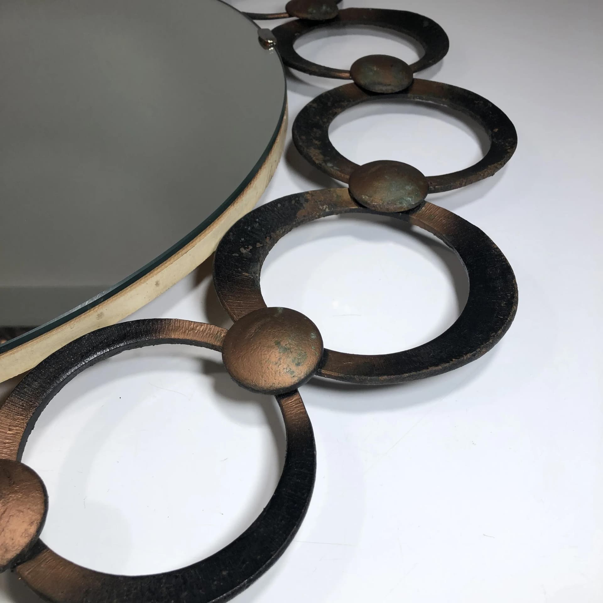 Lustro ścienne okrągłe, brązowy ciemny, metal, Niemcy, lata 60. - 31891