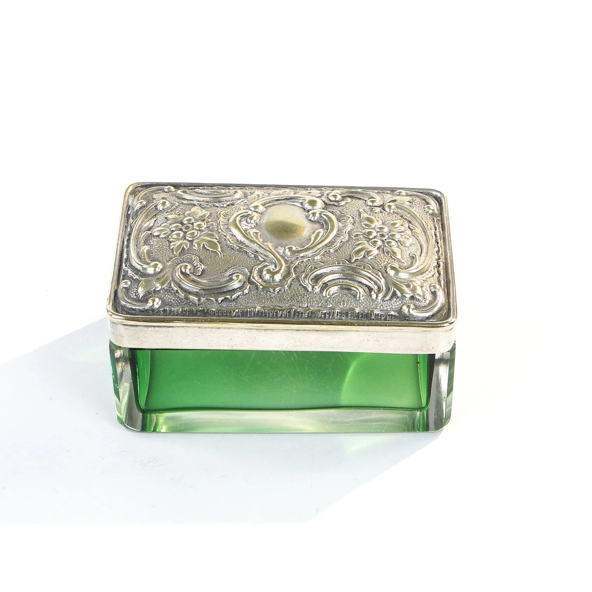 Pudełko na biżuterię neorokokowe, kryształ zielony, mosiądz srebrzony, Europa Zachodnia, początek XX w. - 31935