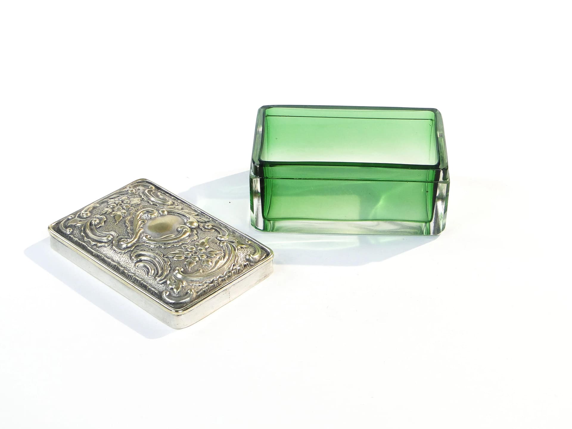 Pudełko na biżuterię neorokokowe, kryształ zielony, mosiądz srebrzony, Europa Zachodnia, początek XX w. - 31940