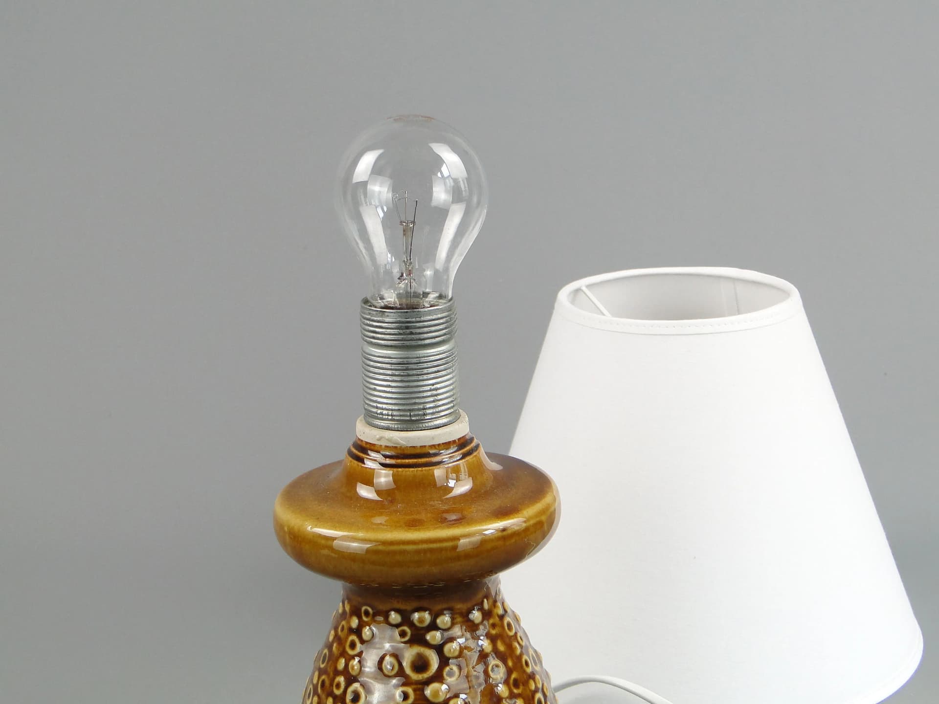 Lampa stołowa, ceramika brąz ciemny, proj. A. Sadulski, Polska, lata 70. - 32123