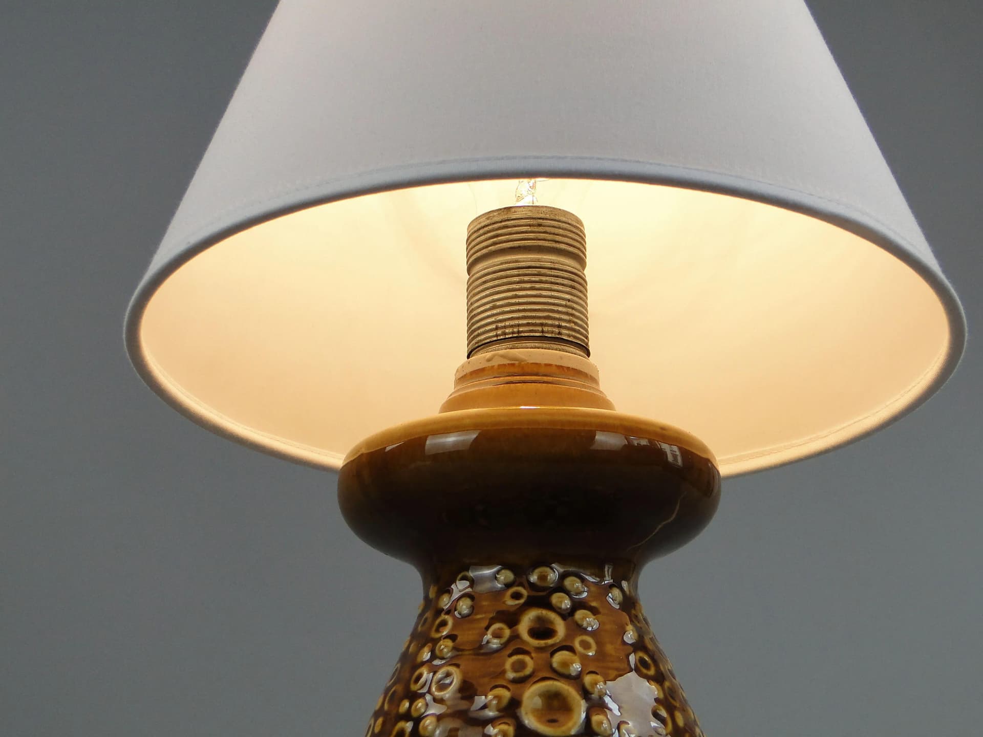 Lampa stołowa, ceramika brąz ciemny, proj. A. Sadulski, Polska, lata 70. - 32118