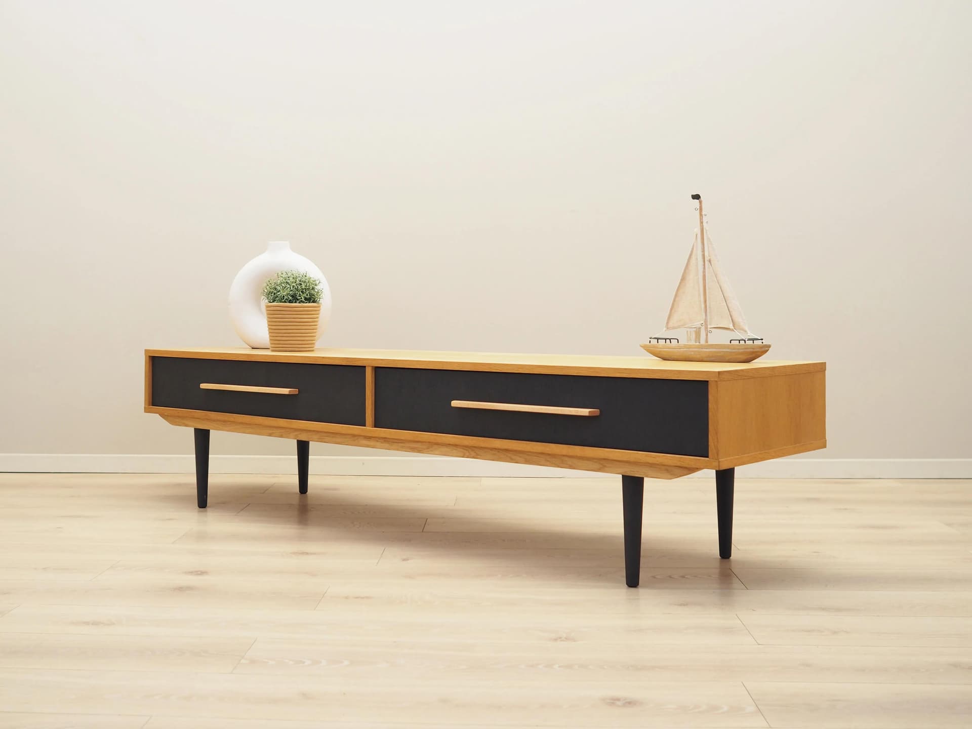 Lowboard skandynawski, dąb żółty, drewno czarne, Polska, lata 60. - 32220