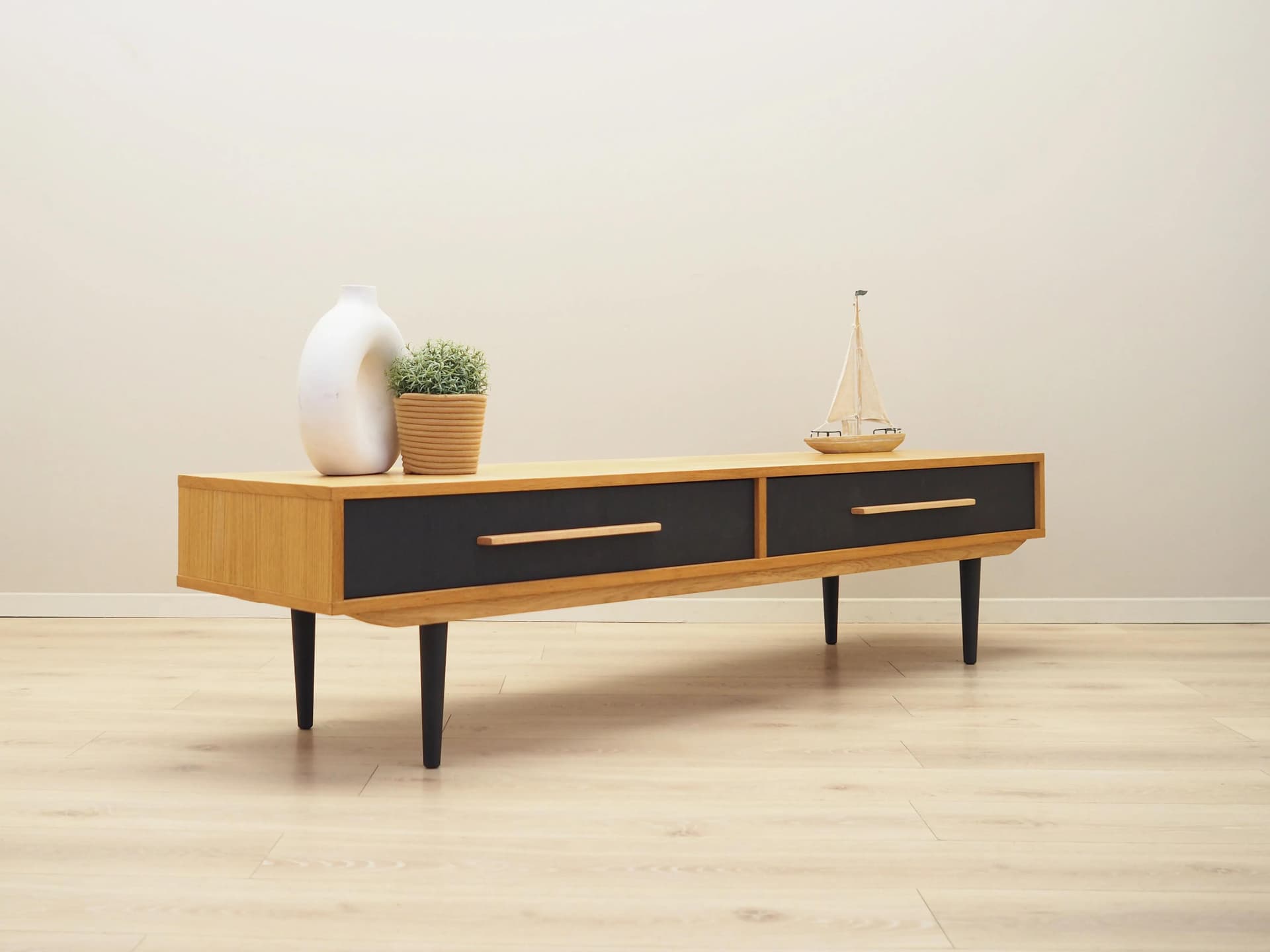 Lowboard skandynawski, dąb żółty, drewno czarne, Polska, lata 60. - 32222