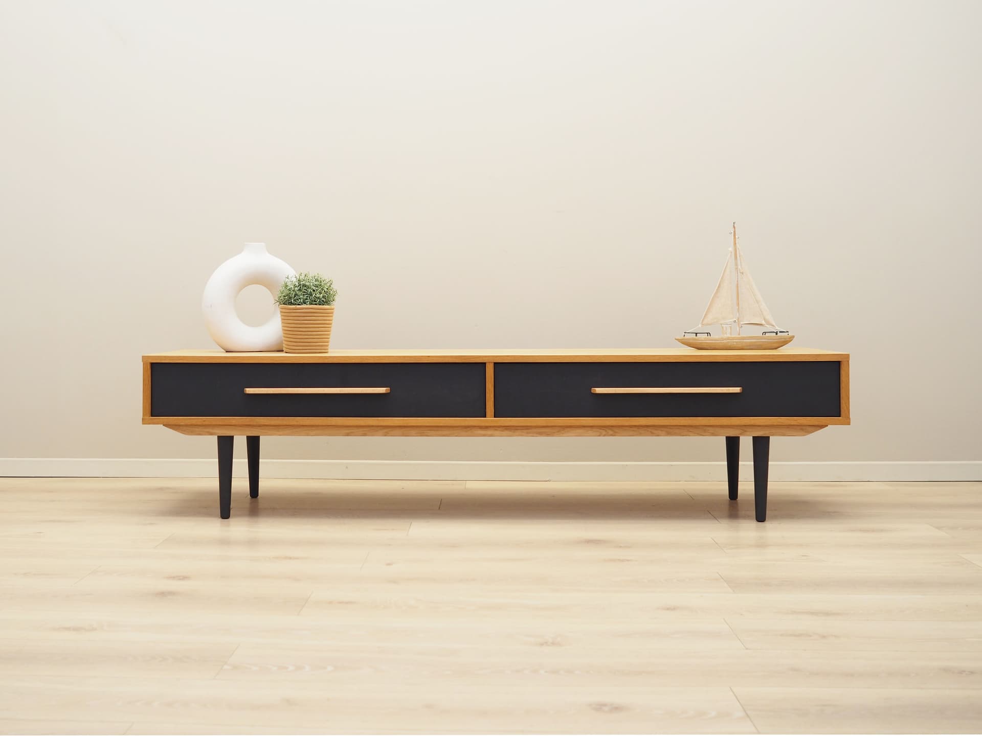 Lowboard skandynawski, dąb żółty, drewno czarne, Polska, lata 60. - 64182