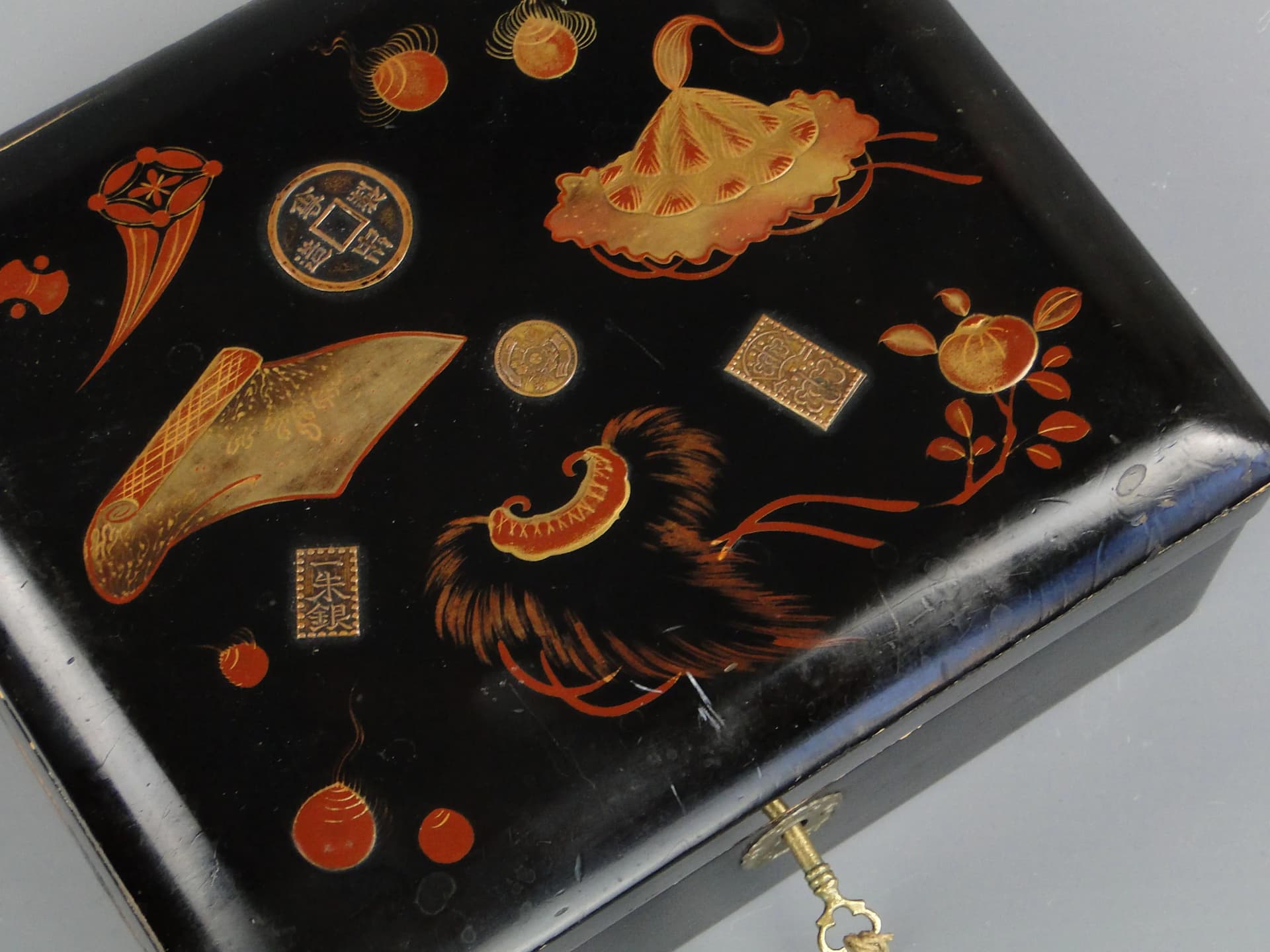 Pudełko lakowane, czarne, drewno, brąz, Japonia, początek XX w. - 32067