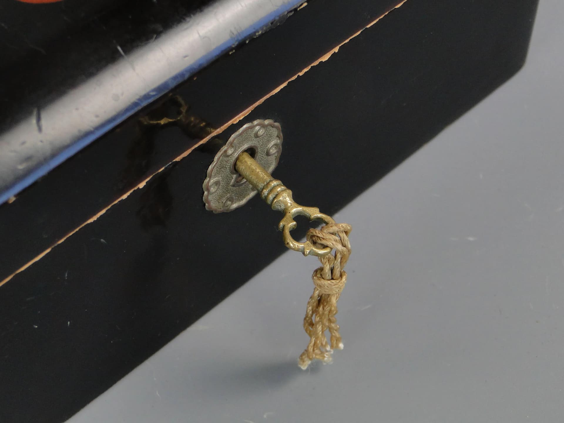 Pudełko lakowane, czarne, drewno, brąz, Japonia, początek XX w. - 32063