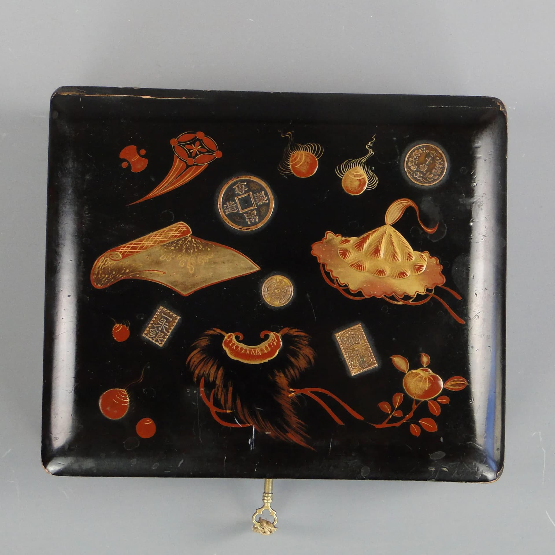 Pudełko lakowane, czarne, drewno, brąz, Japonia, początek XX w. - 32069