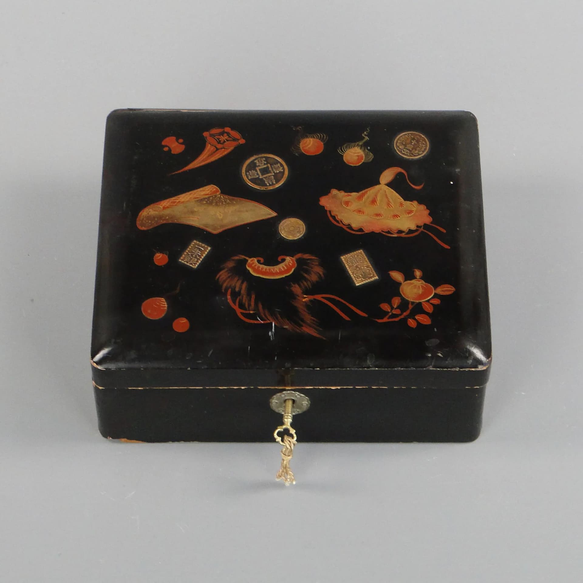 Pudełko lakowane, czarne, drewno, brąz, Japonia, początek XX w. - 32061