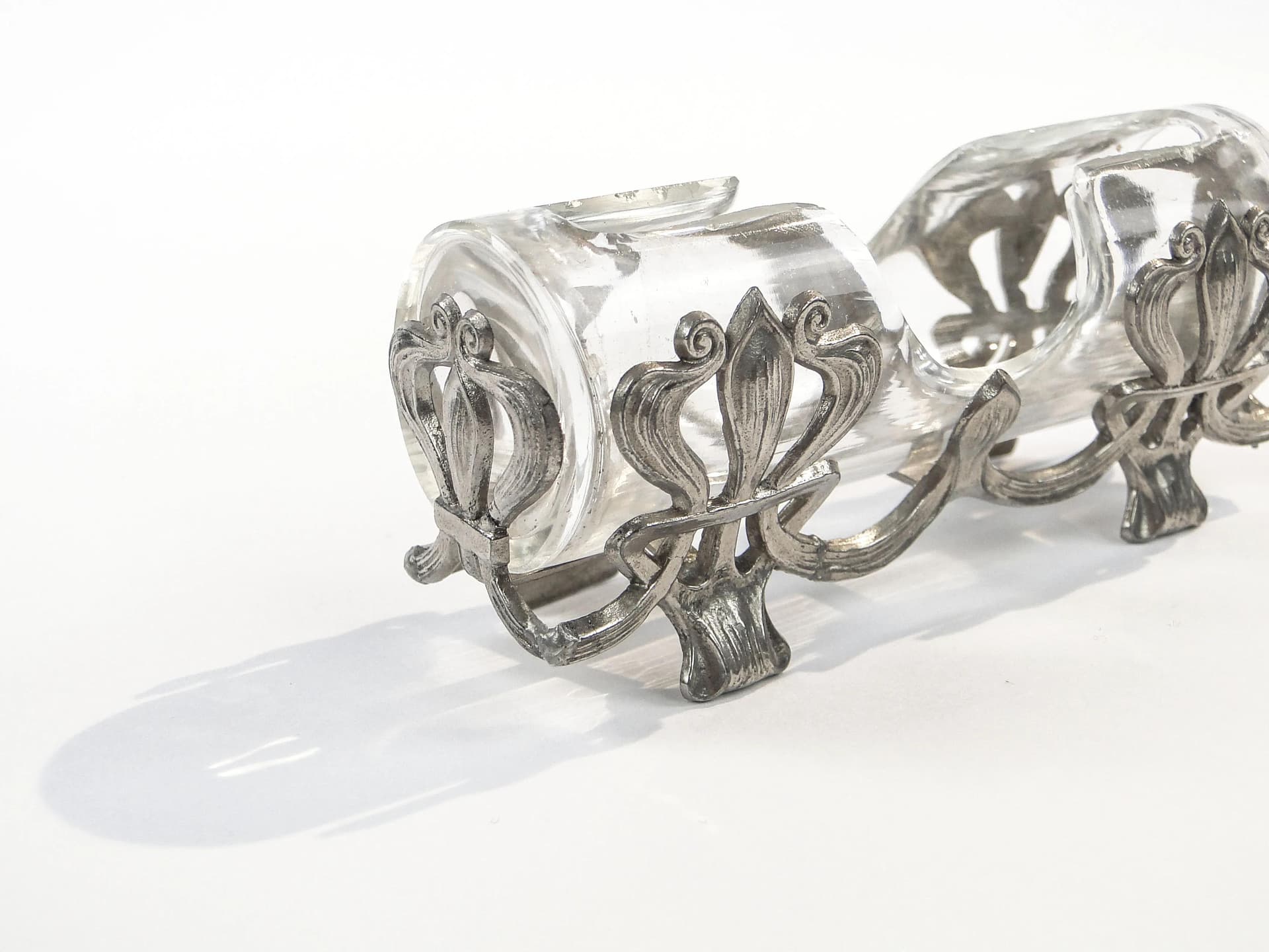 Postument na wykałaczki, secesja wiedeńska, cyna srebrny, szkło przezroczysty, Europa Zachodnia, początek XX w. - 32332