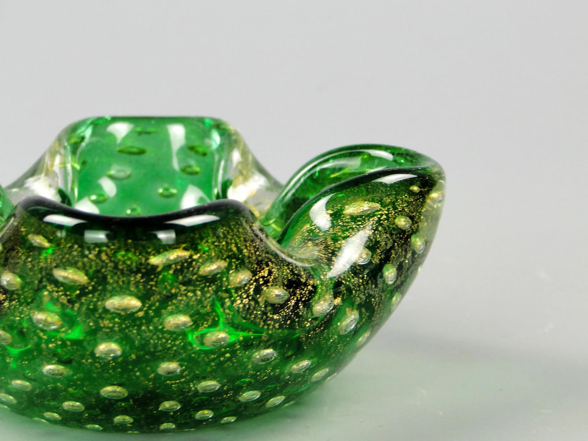 Bowl, green and gold glass, by E. Barovier, Barovier & Toso, Italy, 1930s - 32314