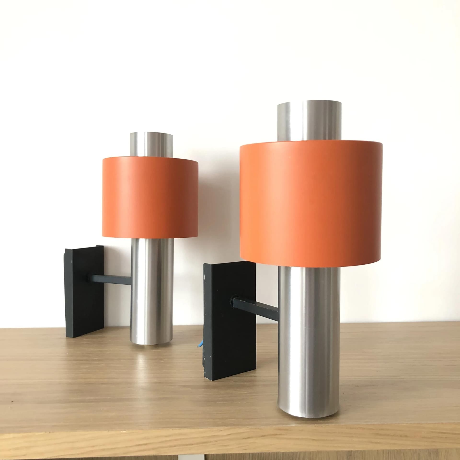 Para kinkietów, aluminium srebrny, klosz pomarańczowy, uchwyt czarny, Doria Leuchten, Niemcy, lata 70. - 32788