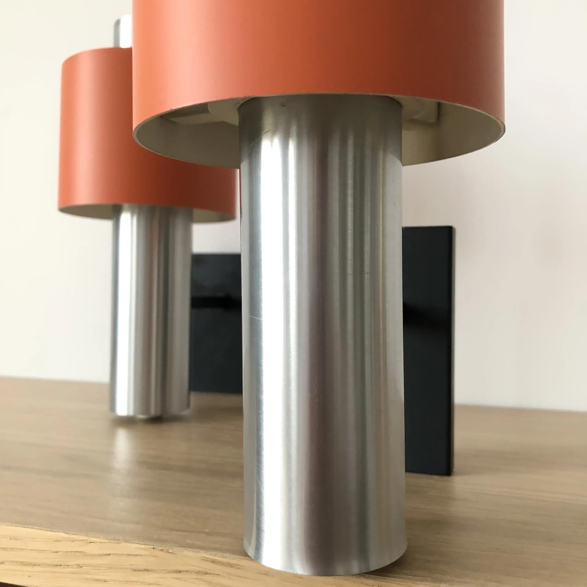 Para kinkietów, aluminium srebrny, klosz pomarańczowy, uchwyt czarny, Doria Leuchten, Niemcy, lata 70. - 32785