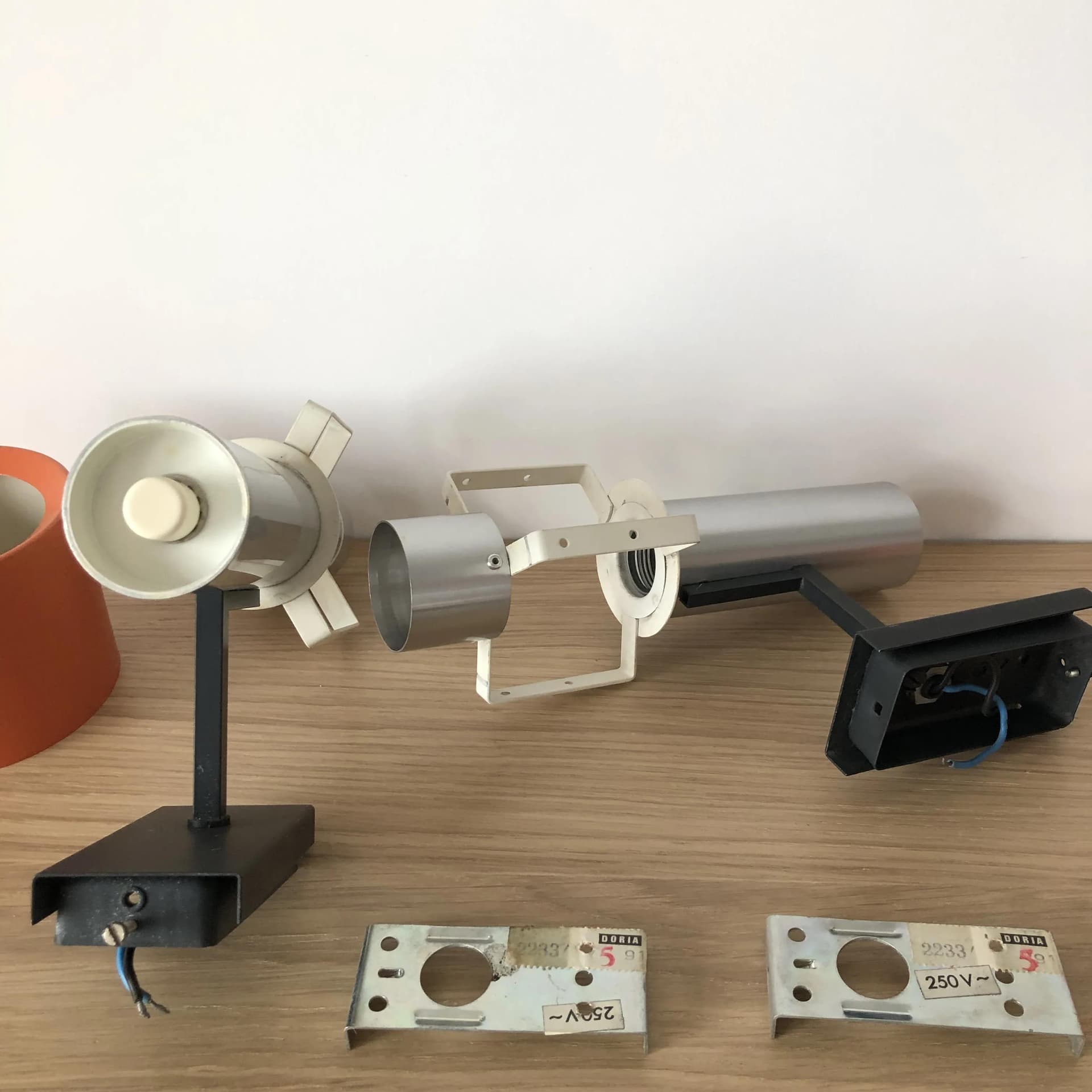 Para kinkietów, aluminium srebrny, klosz pomarańczowy, uchwyt czarny, Doria Leuchten, Niemcy, lata 70. - 32790