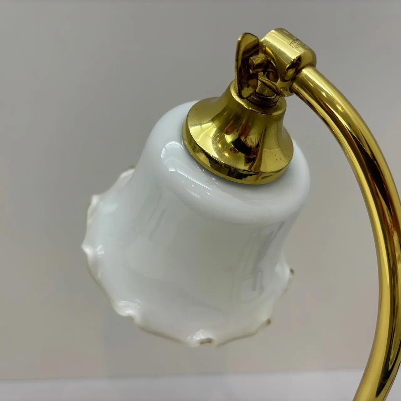 Lampka nocna, złoty metal, szkło białe, Schröder&Co, Niemcy, lata 70. - 32771