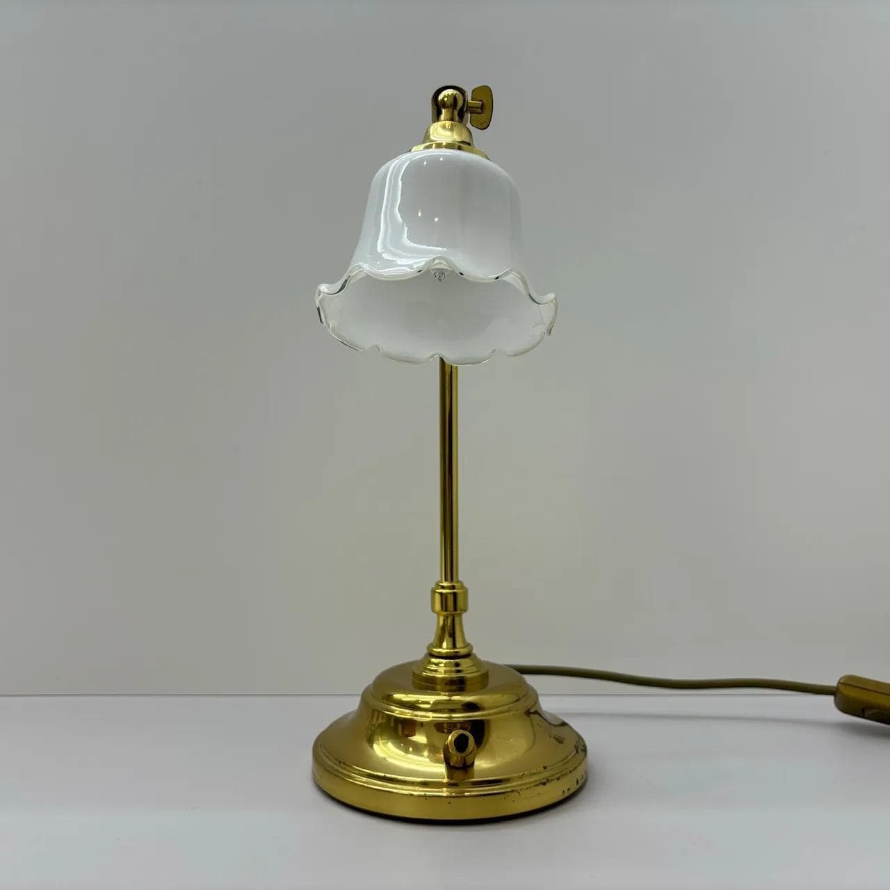 Lampka nocna, złoty metal, szkło białe, Schröder&Co, Niemcy, lata 70. - 32767