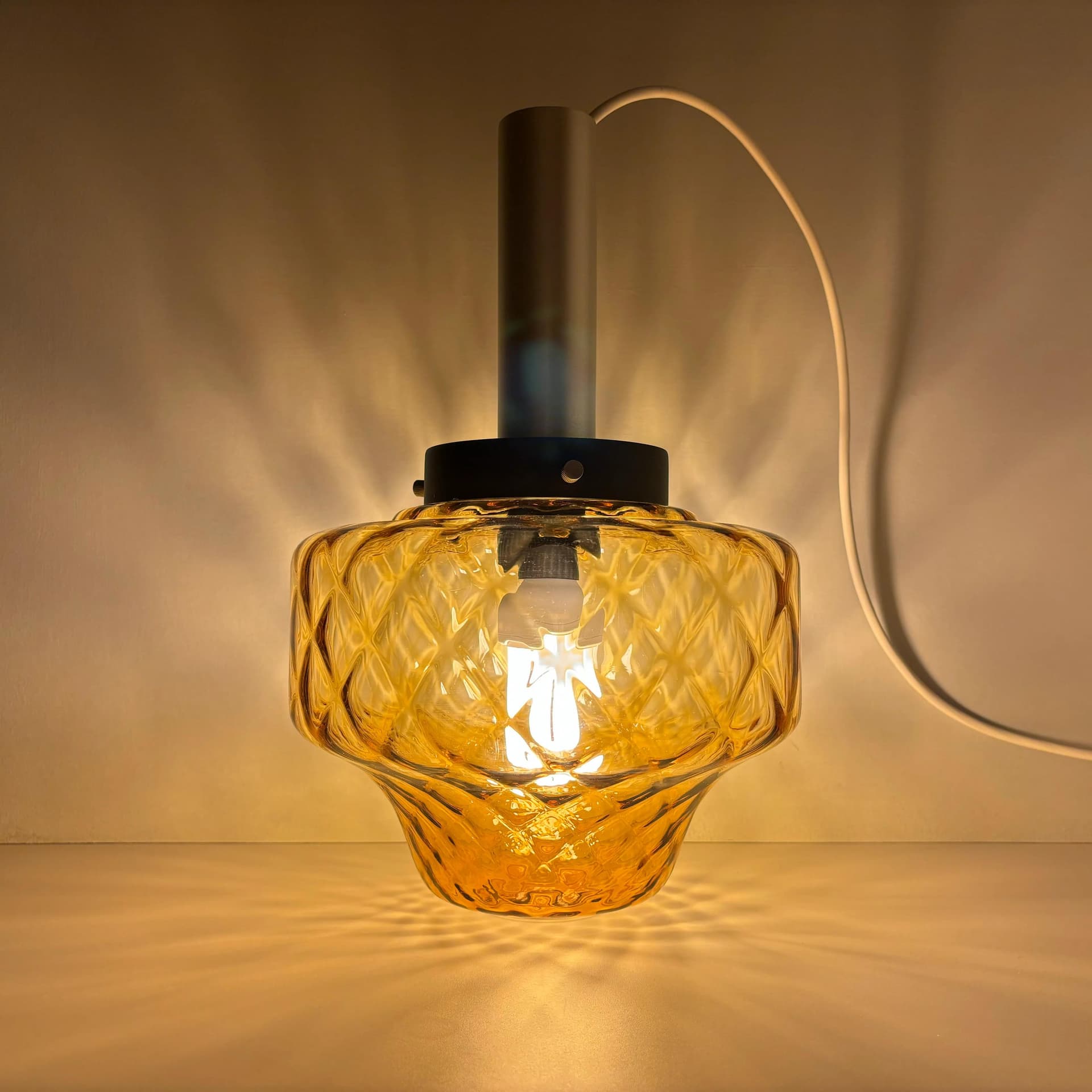 Lampa wisząca, aluminium srebrny, szkło żółty, Polska, lata 70. - 32964