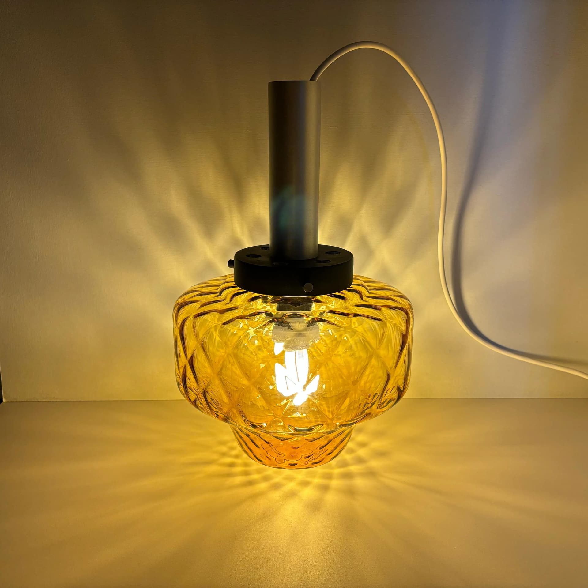 Lampa wisząca, aluminium srebrny, szkło żółty, Polska, lata 70. - 32965