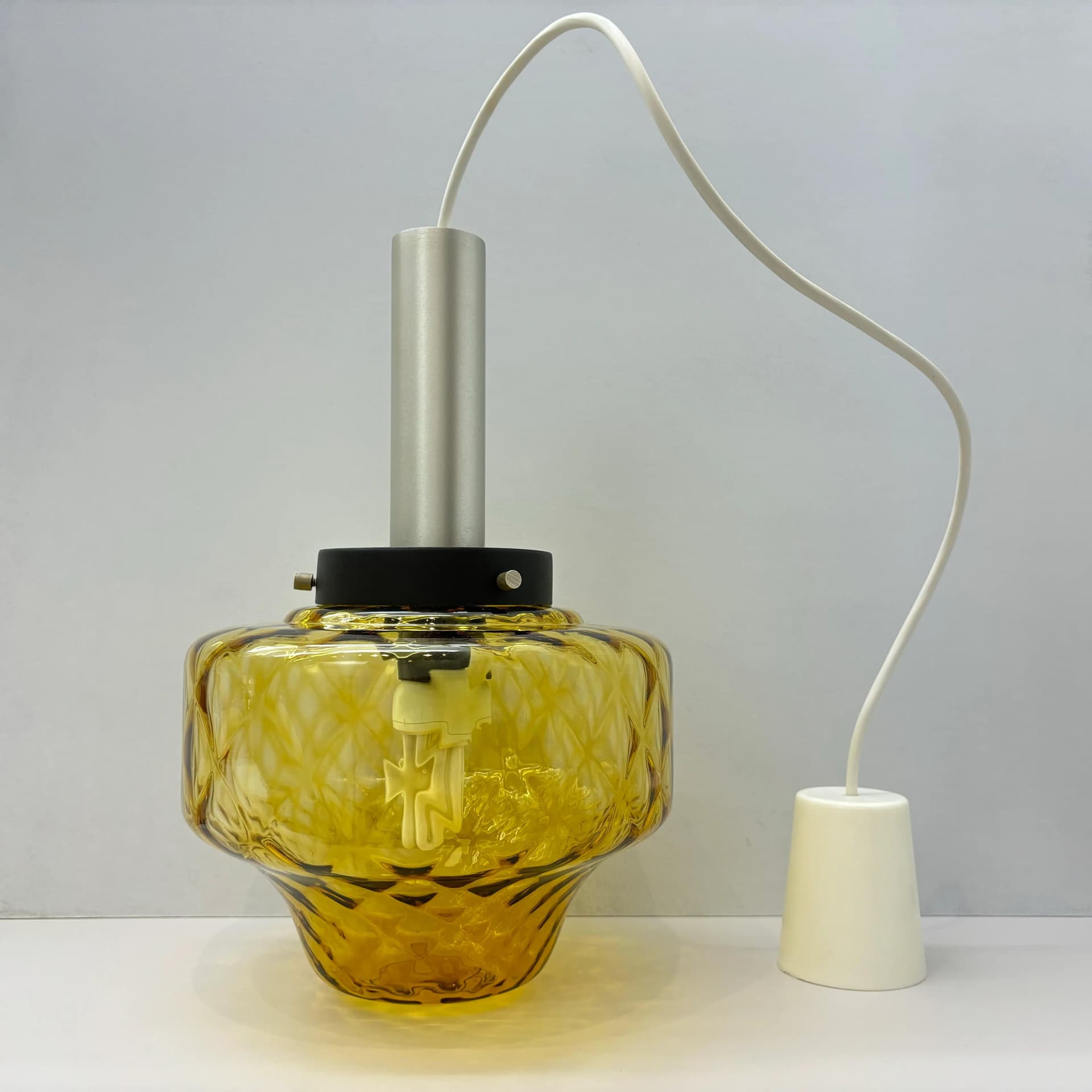 Lampa wisząca, aluminium srebrny, szkło żółty, Polska, lata 70. - 32968