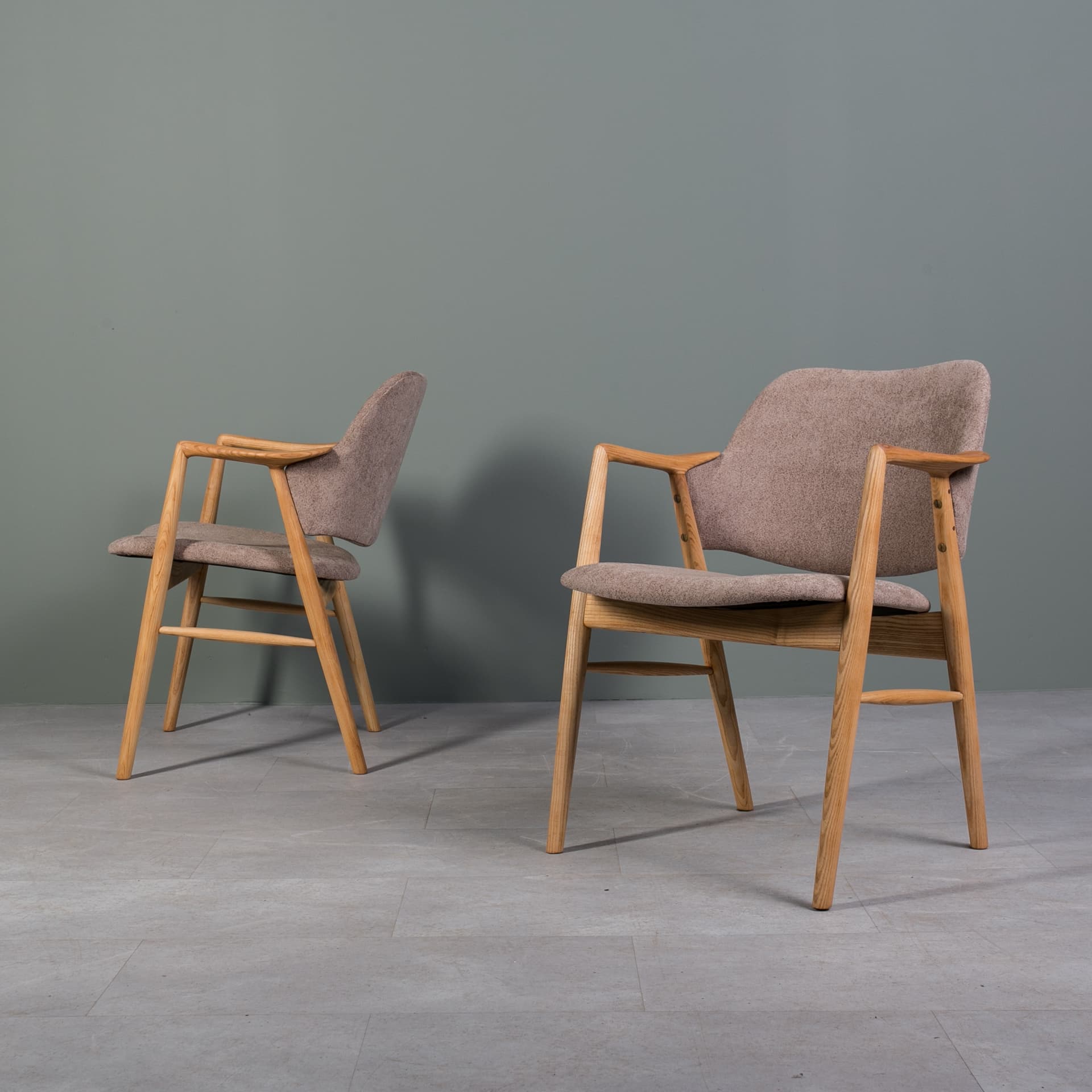 Zestaw dwóch krzeseł z podłokietnikami, jasnobrązowy, jesion, Norwegia, lata 60. - 3820