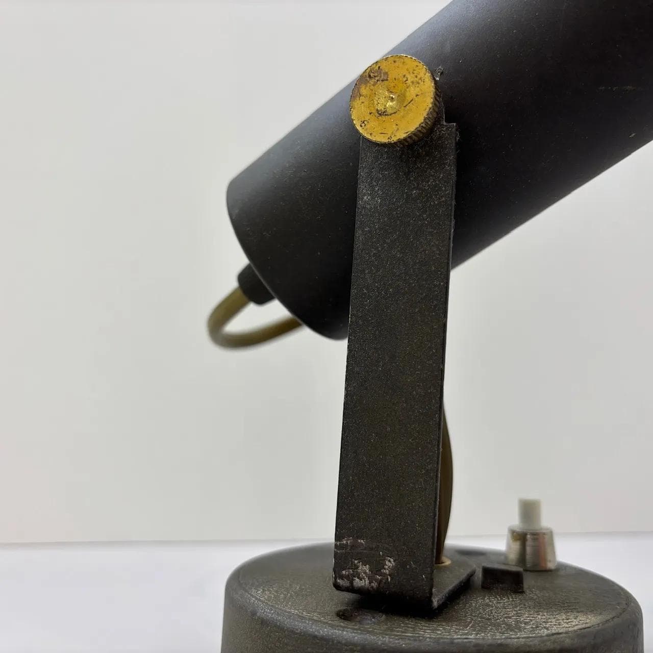 Kinkiet industrialny, aluminium czarny, stal złocona, Niemcy, lata 80. - 32930