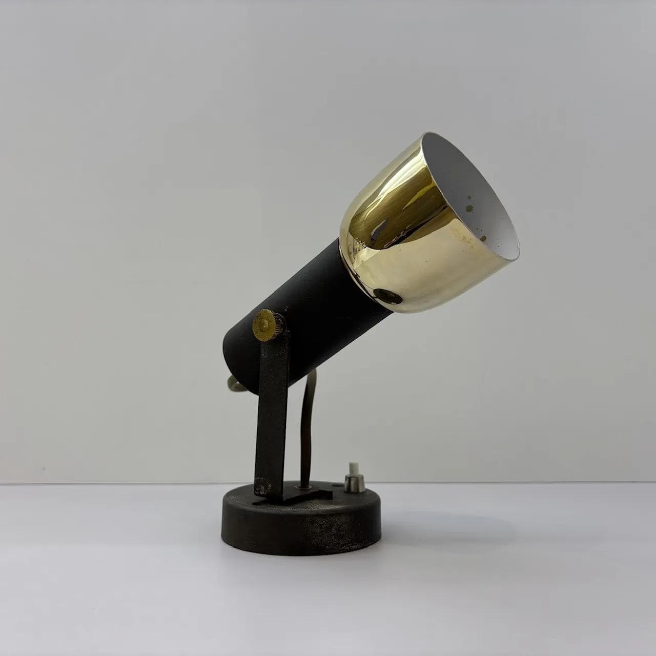 Kinkiet industrialny, aluminium czarny, stal złocona, Niemcy, lata 80. - 32934