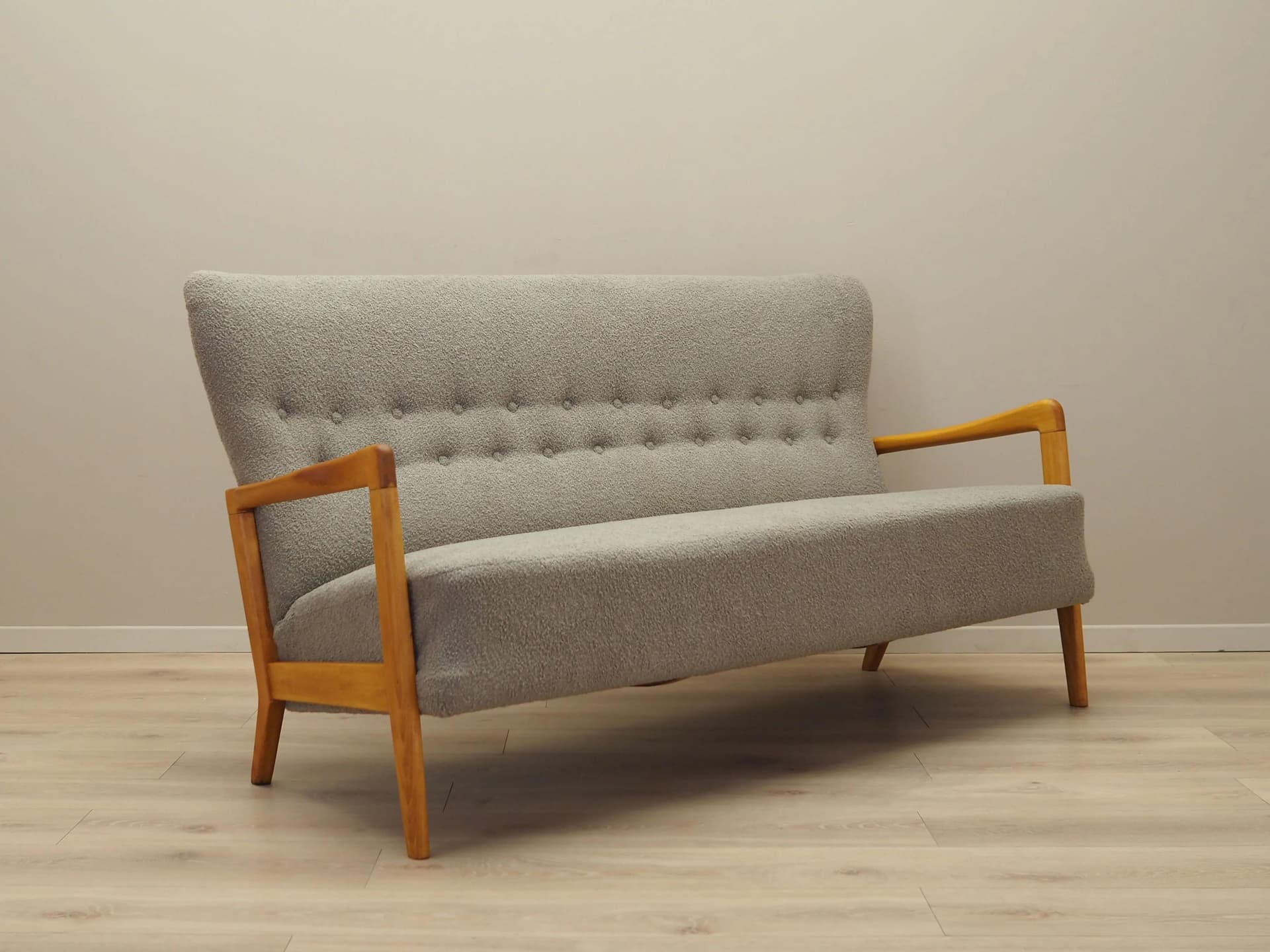 Sofa 8000, boucle szary, buk, proj. S. Hansen, dla Fritz Hansen, Dania, lata 60. - 33151