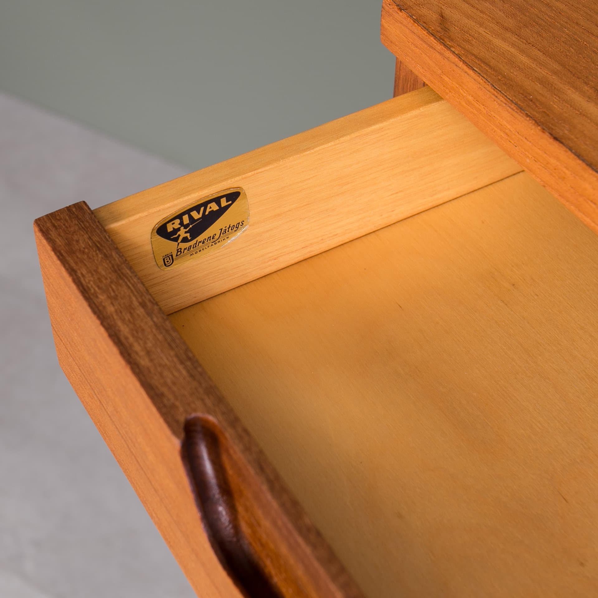 Regał ścienny, teak brązowy, proj. K. Riise, Norwegia, lata 60. - 3839