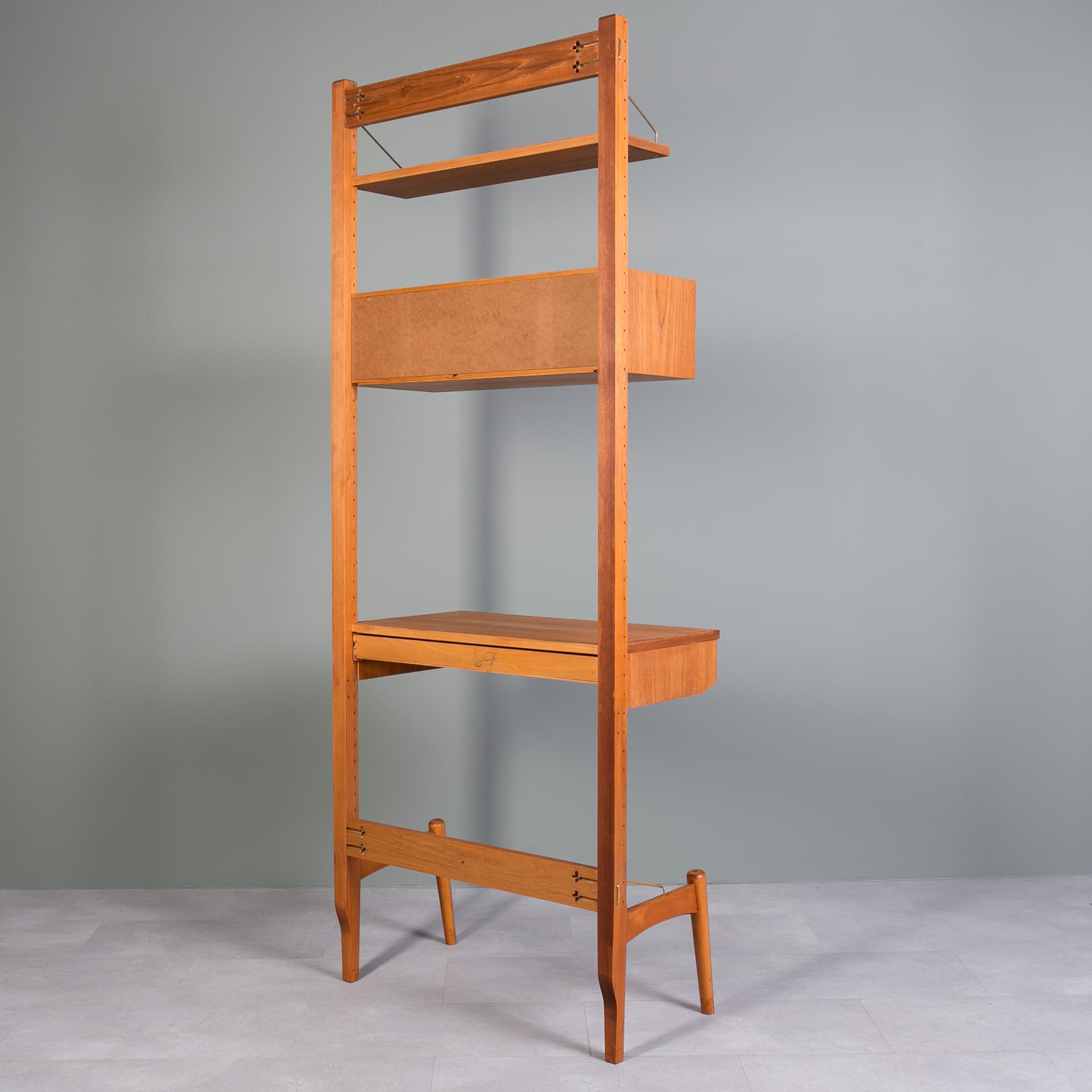 Regał ścienny, teak brązowy, proj. K. Riise, Norwegia, lata 60. - 3838