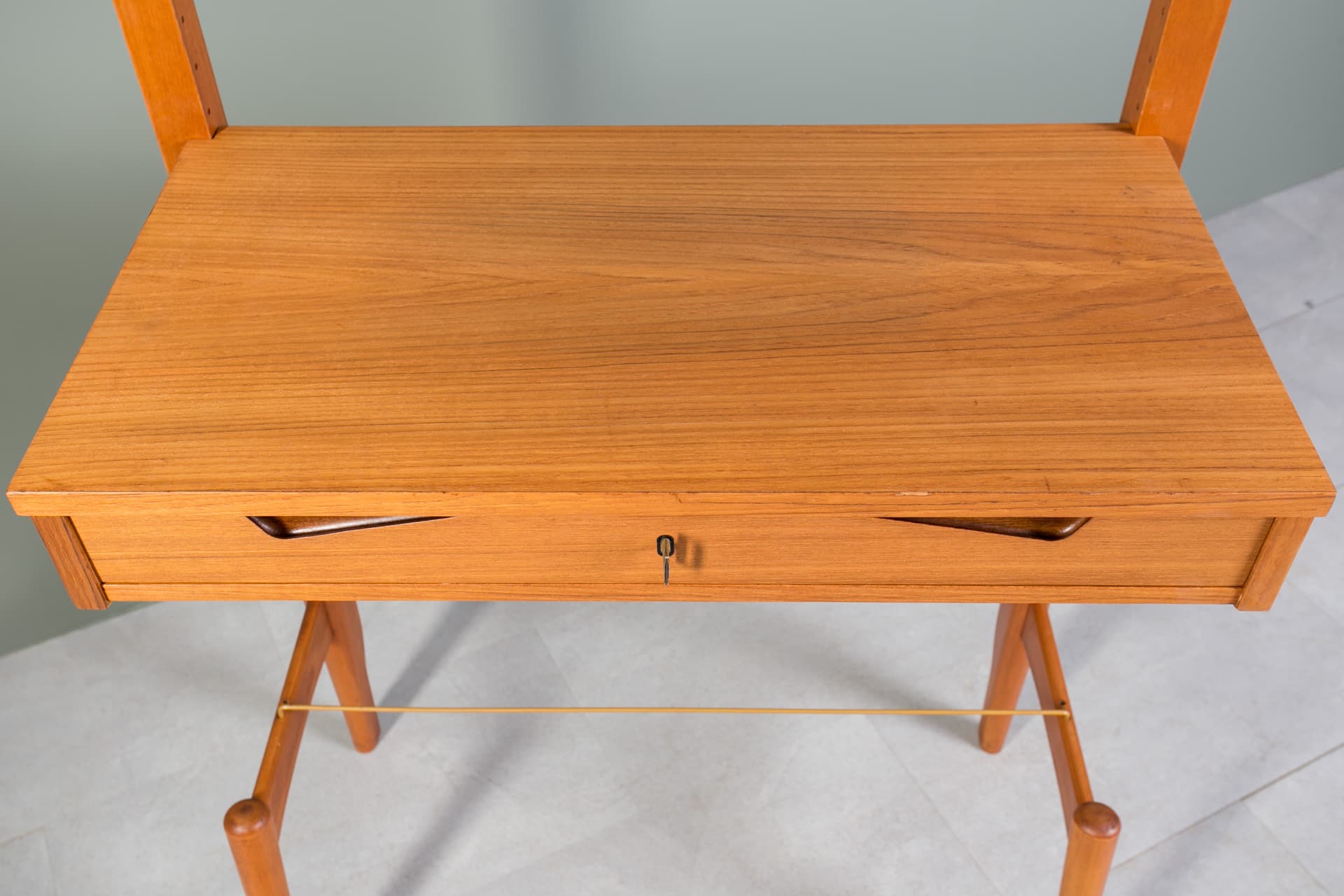 Regał ścienny, teak brązowy, proj. K. Riise, Norwegia, lata 60. - 3840