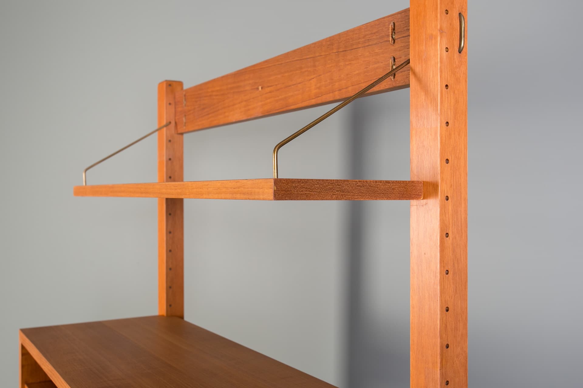 Regał ścienny, teak brązowy, proj. K. Riise, Norwegia, lata 60. - 3845