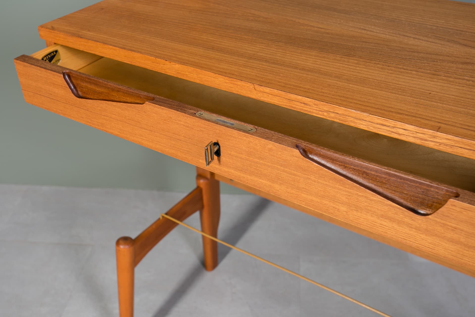 Regał ścienny, teak brązowy, proj. K. Riise, Norwegia, lata 60. - 3836