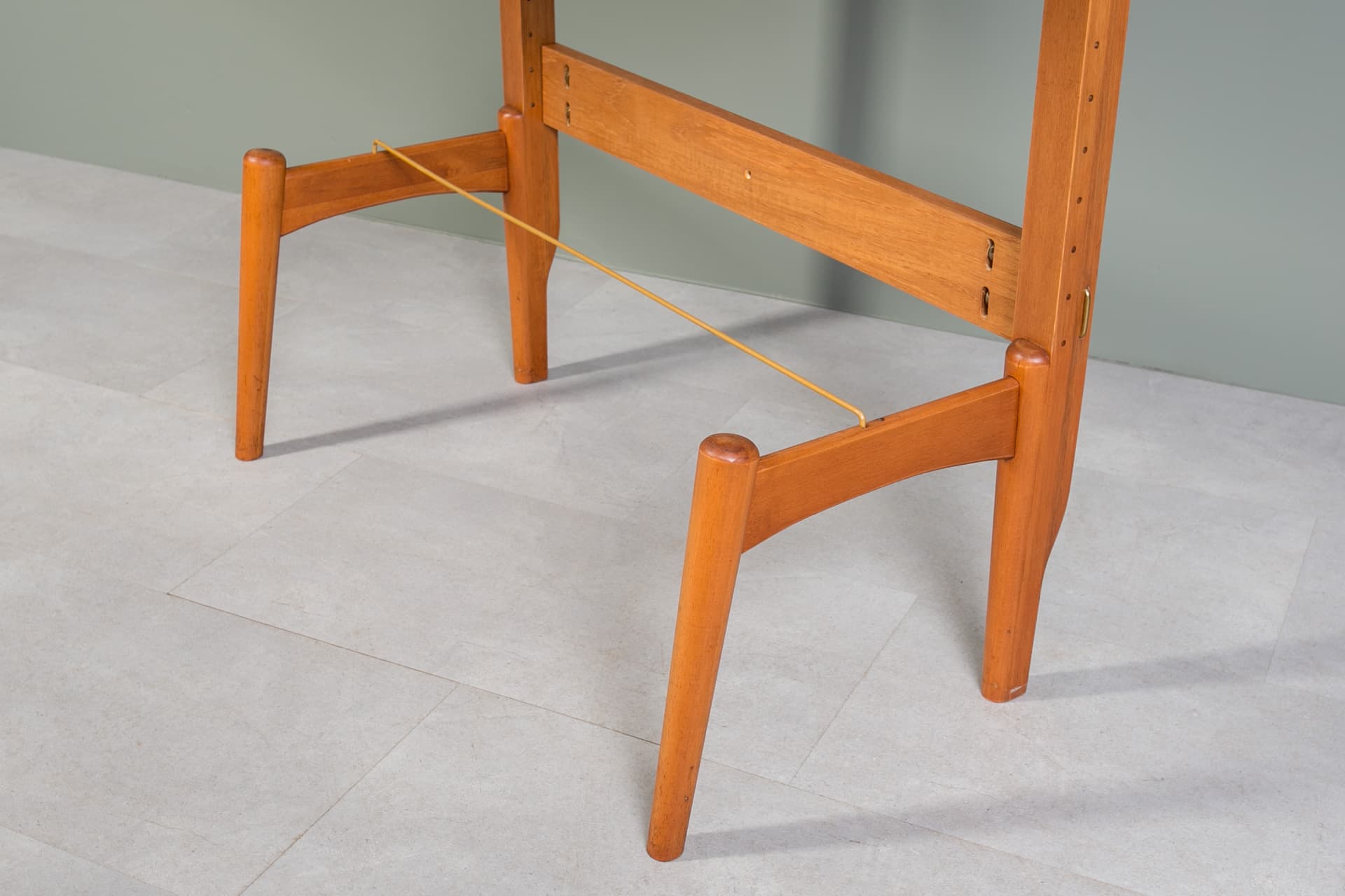 Regał ścienny, teak brązowy, proj. K. Riise, Norwegia, lata 60. - 3844