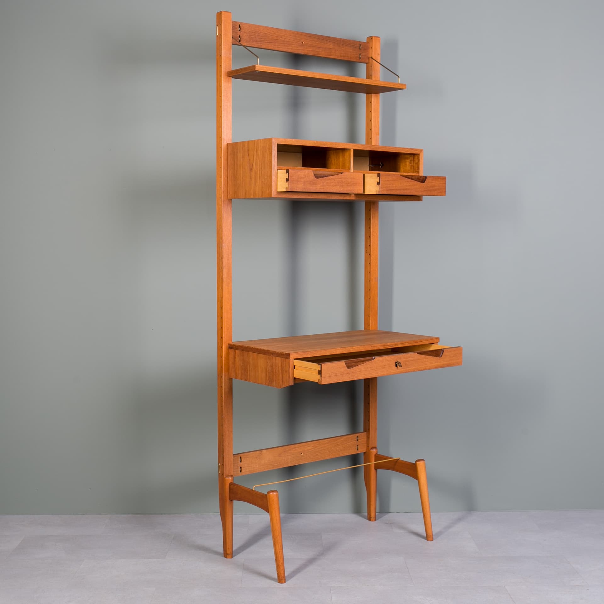 Regał ścienny, teak brązowy, proj. K. Riise, Norwegia, lata 60. - 3837