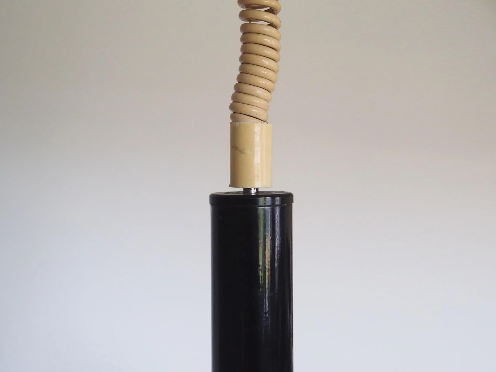 Lampa wisząca duński design, szkło białe, metal czarny, tworzywo beżowe, Dania, lata 90. - 33080