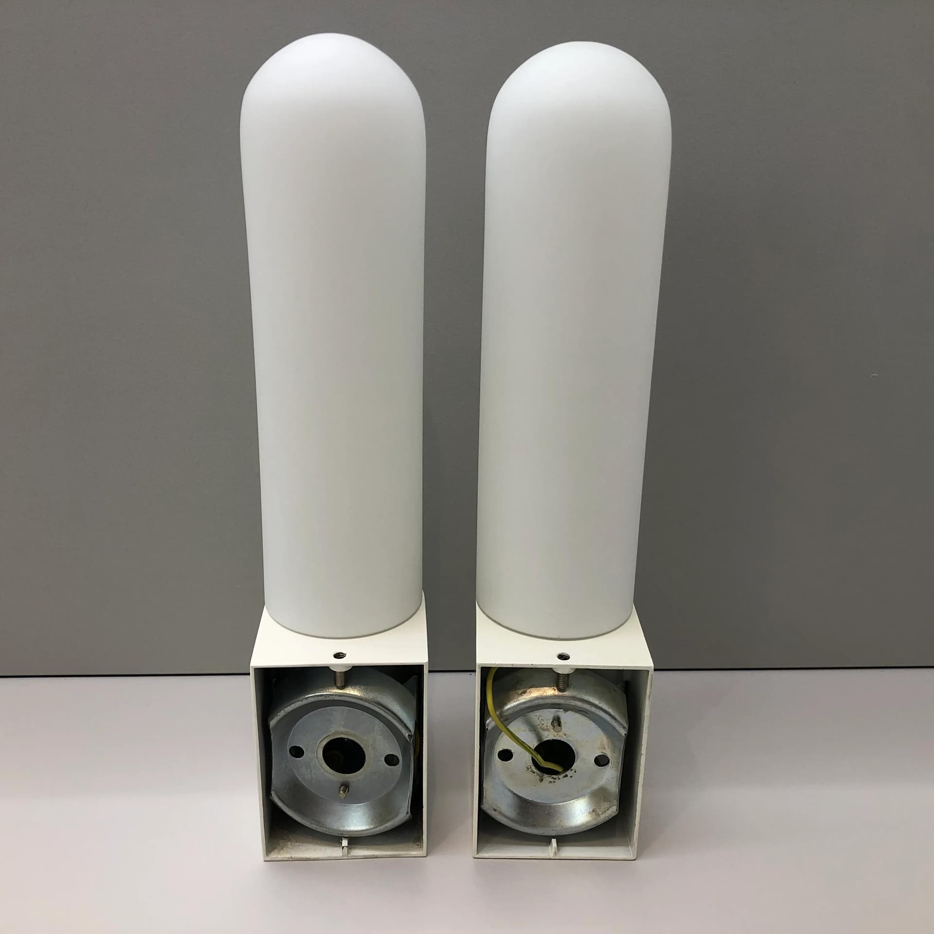 Para kinkietów, ivory white stal, szkło opalowe, Glashutte Limburg, Niemcy, lata 80. - 33405