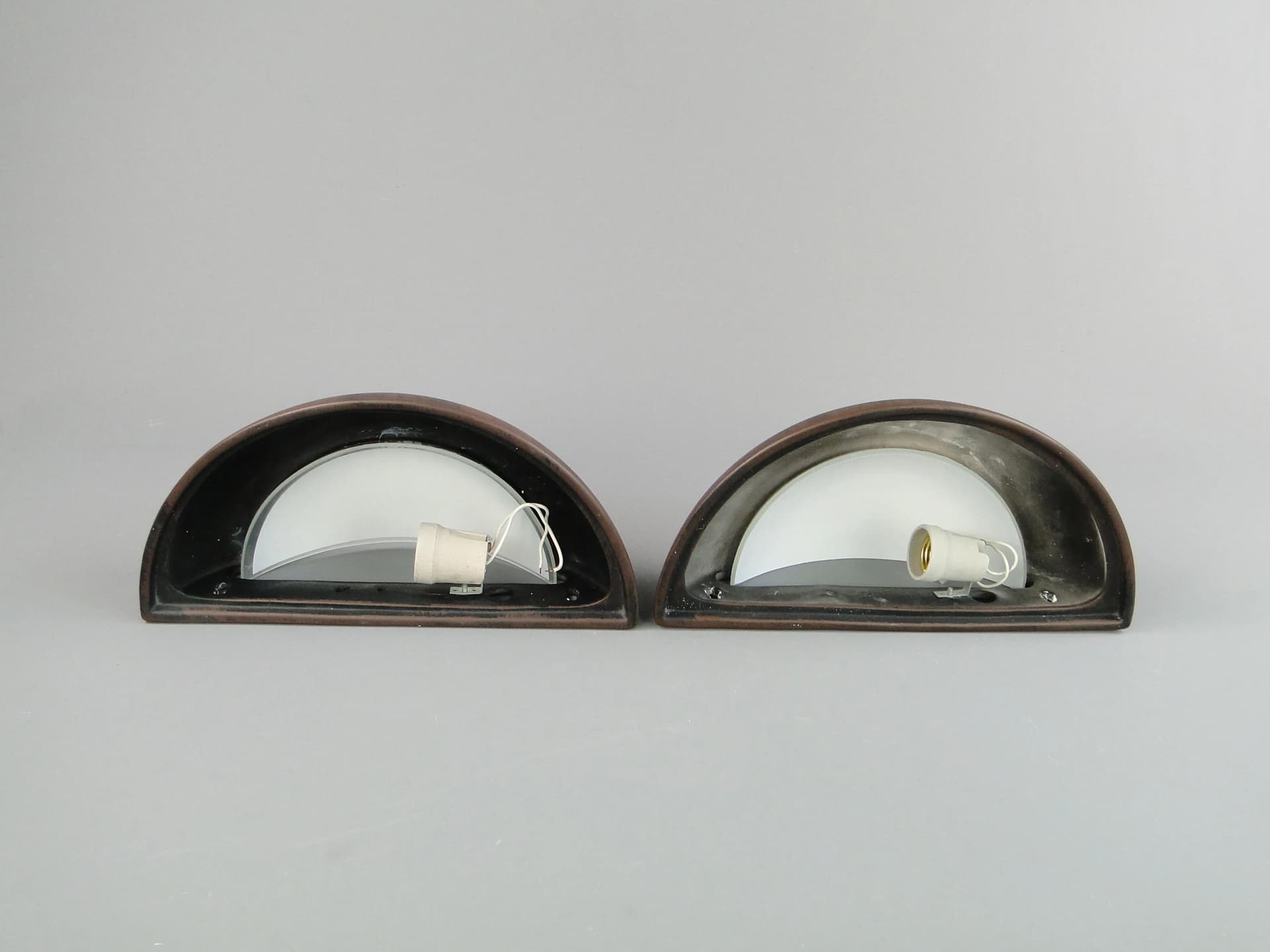 Para kinkietów, ceramika brązowy, szkło mleczne, Polska, lata 70. - 33446