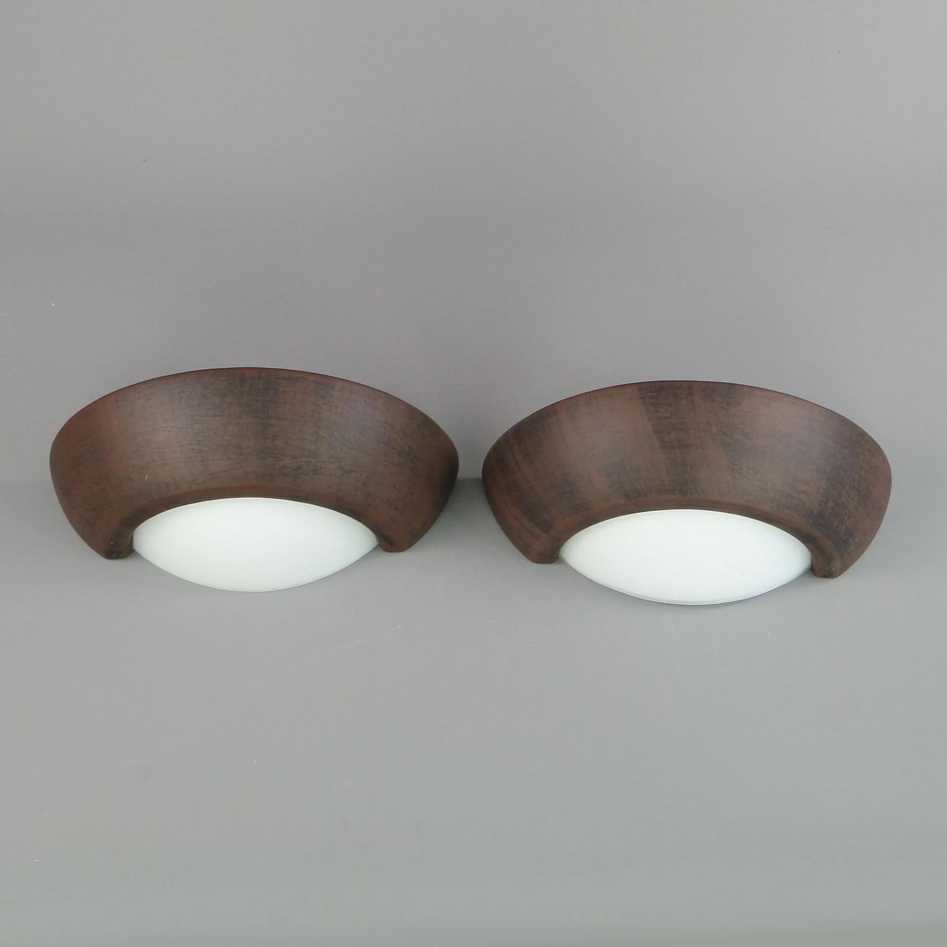 Para kinkietów, ceramika brązowy, szkło mleczne, Polska, lata 70. - 33443