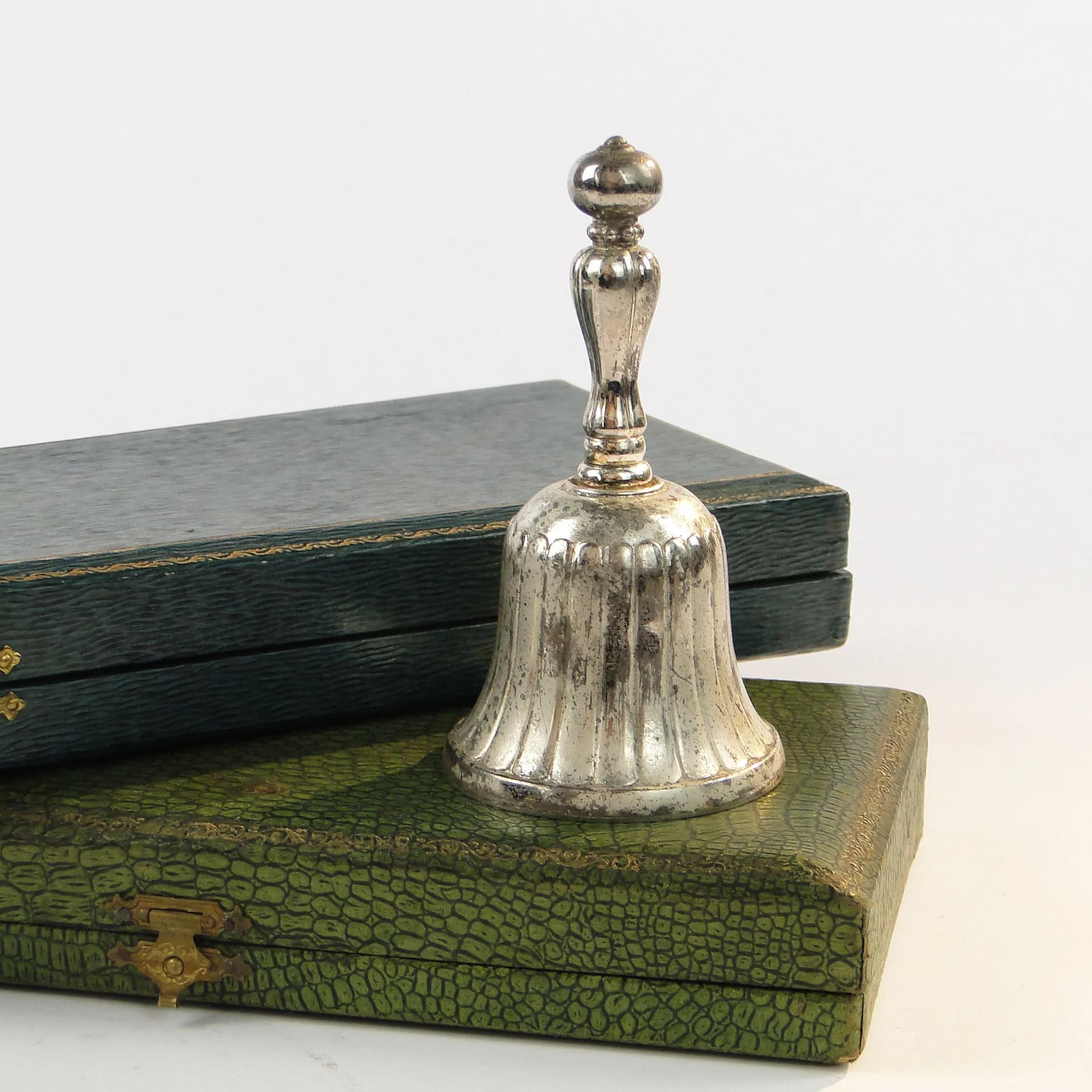 Dzwonek stołowy, srebro, mosiądz, Anglia, lata 50. - 33431