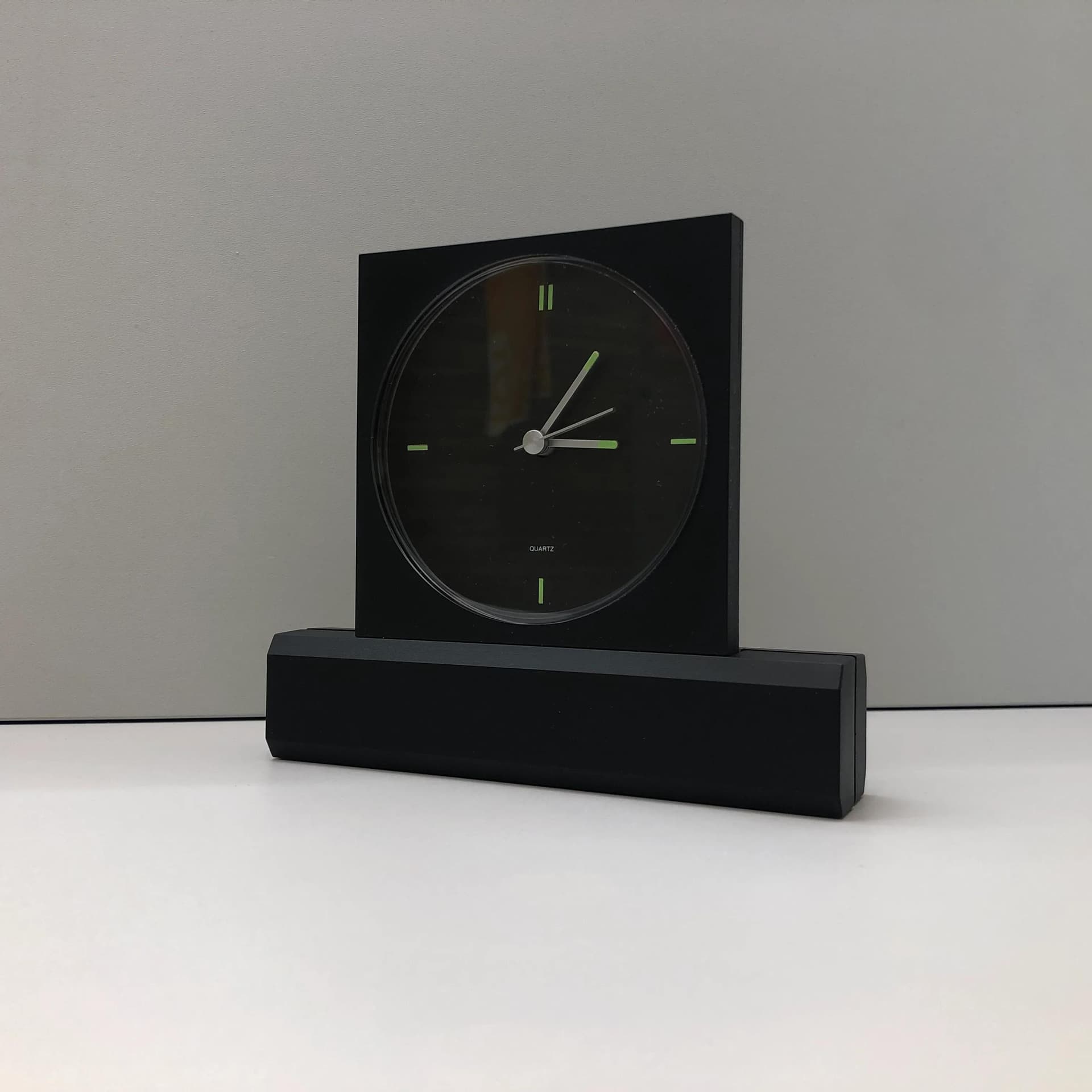 Zegar stołowy, czarny, tworzywo sztuczne, Niemcy, lata 90. - 33568