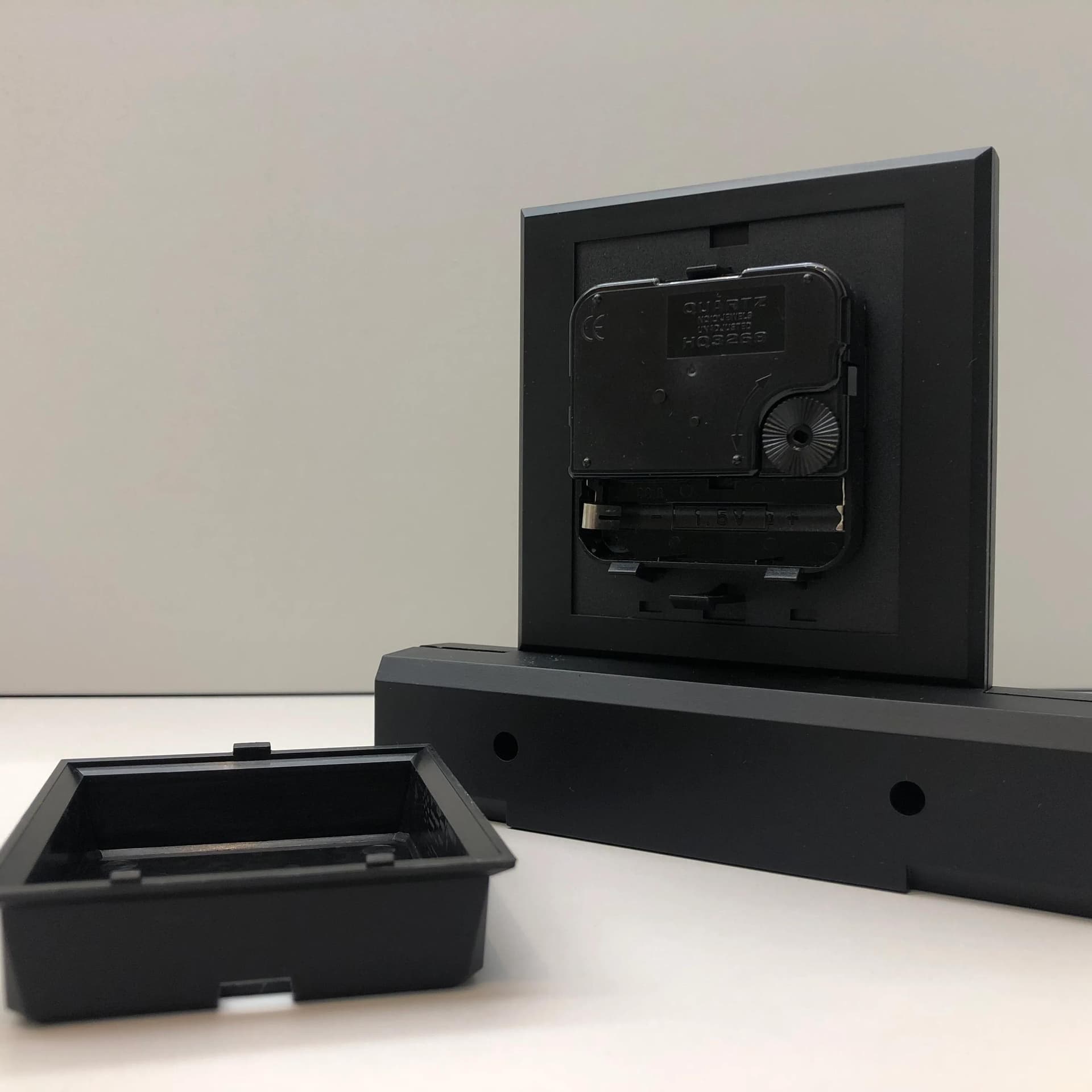 Zegar stołowy, czarny, tworzywo sztuczne, Niemcy, lata 90. - 33565