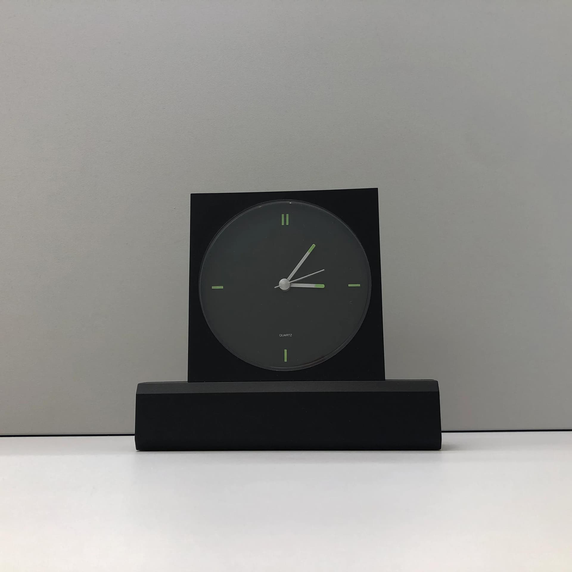 Zegar stołowy, czarny, tworzywo sztuczne, Niemcy, lata 90. - 33569