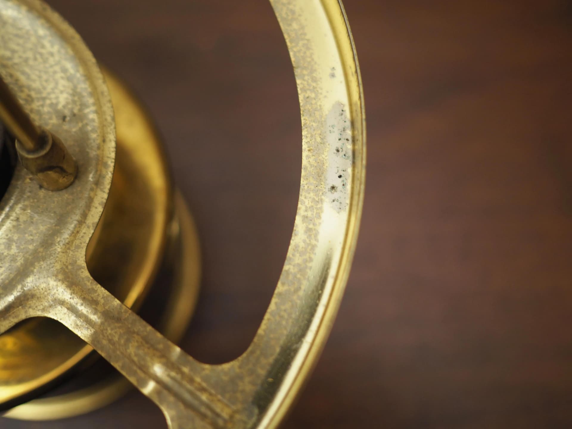 Lampa naftowa, mosiądz złoty, szkło białe, GV Harnisch, Dania, lata 50. - 33844