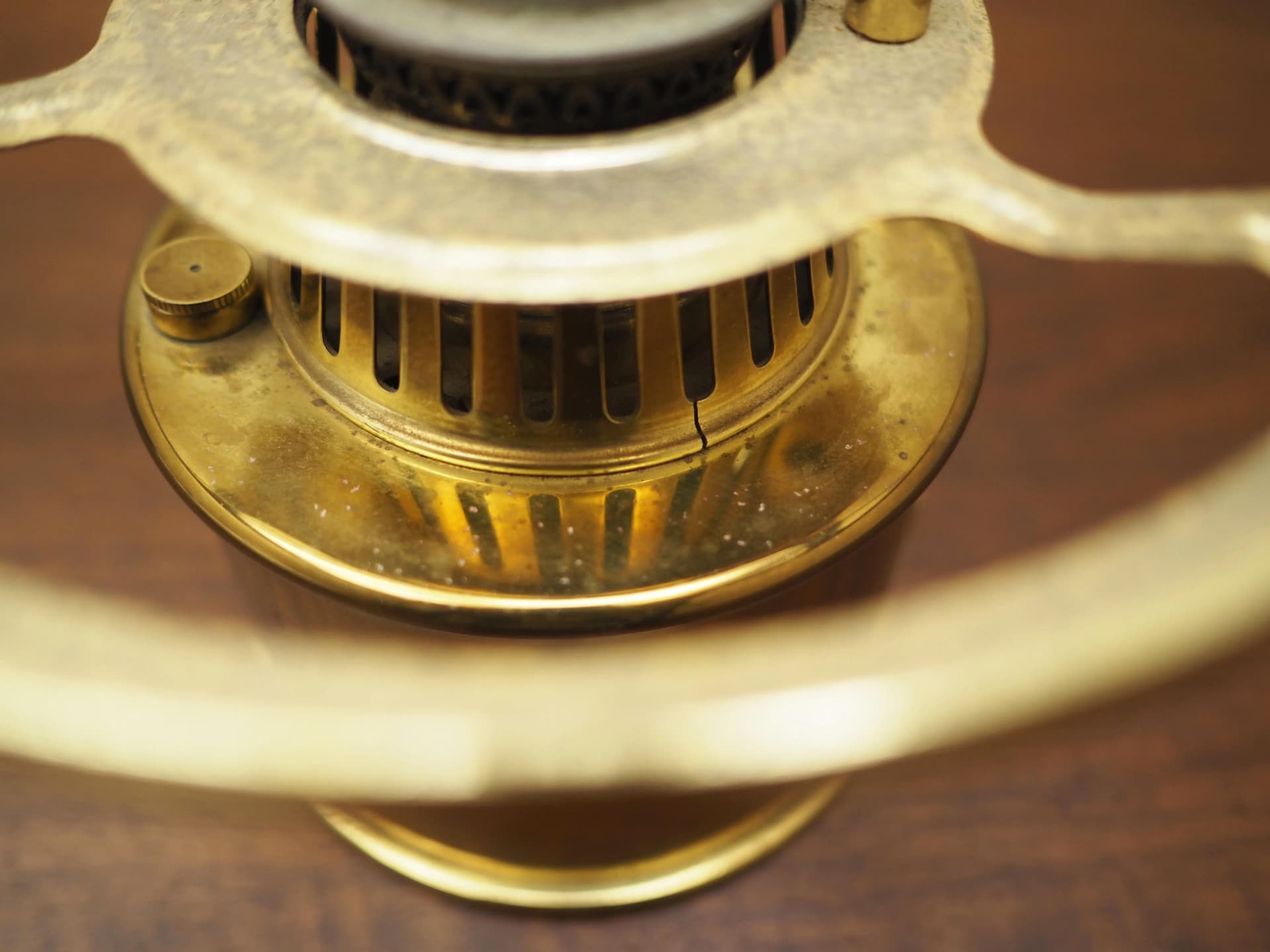 Lampa naftowa, mosiądz złoty, szkło białe, GV Harnisch, Dania, lata 50. - 33842