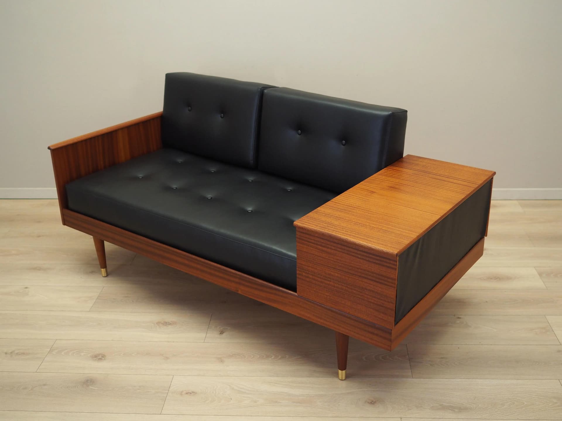 Sofa, mahoniowe drewno ciemnobrązowe, ekoskóra czarna, proj. I. Relling, Norwegia, lata 60. - 33830