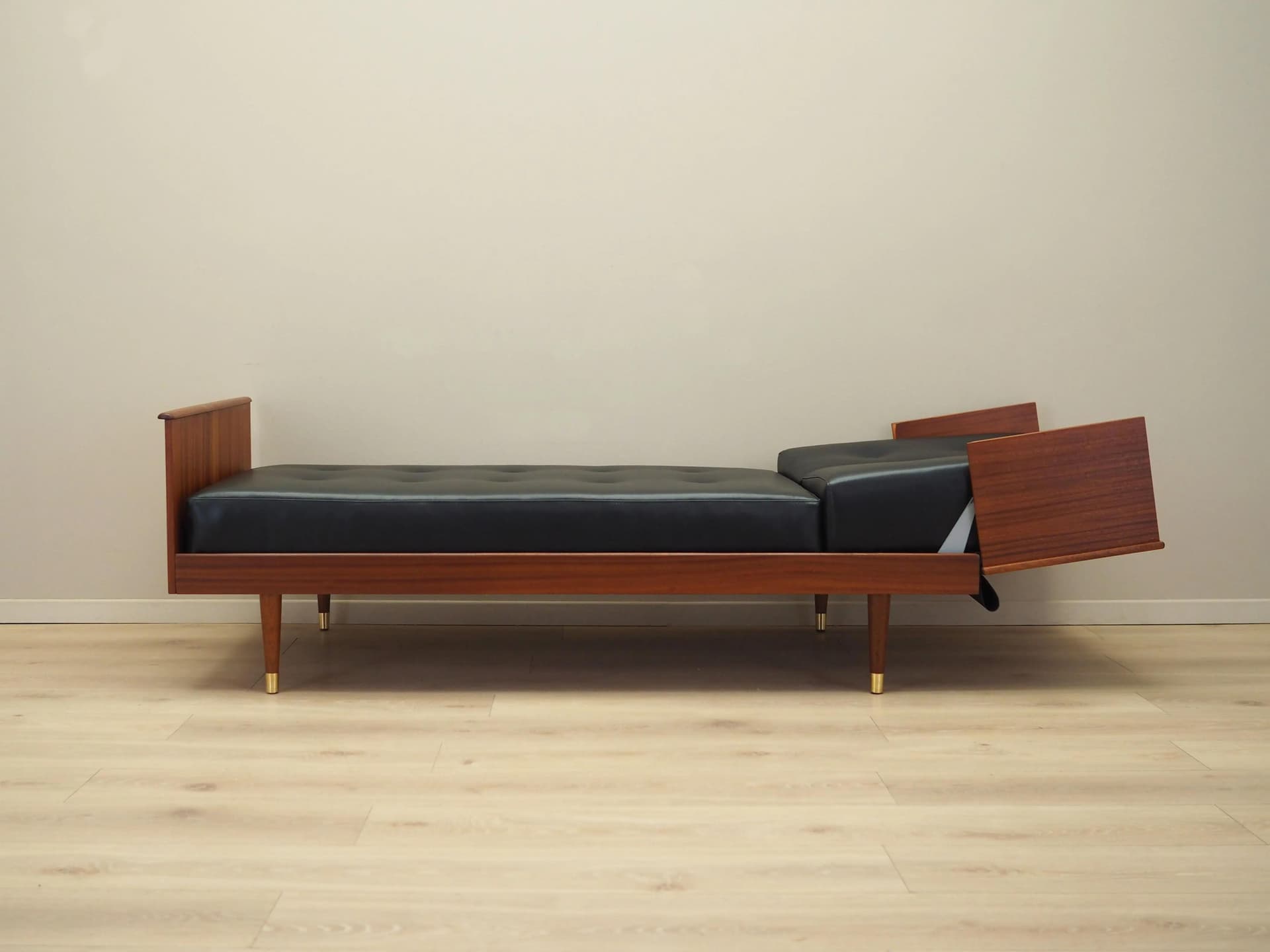 Sofa, mahoniowe drewno ciemnobrązowe, ekoskóra czarna, proj. I. Relling, Norwegia, lata 60. - 33828