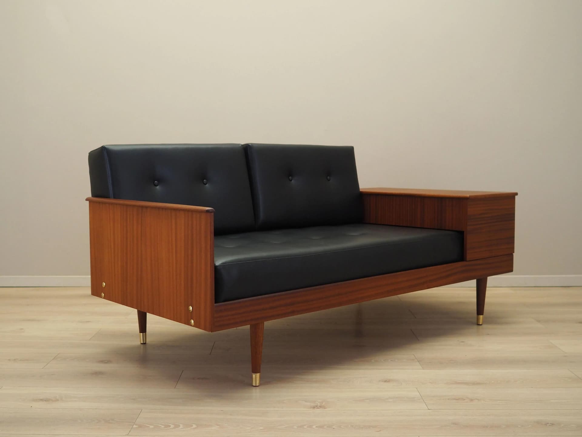 Sofa, mahoniowe drewno ciemnobrązowe, ekoskóra czarna, proj. I. Relling, Norwegia, lata 60. - 33831